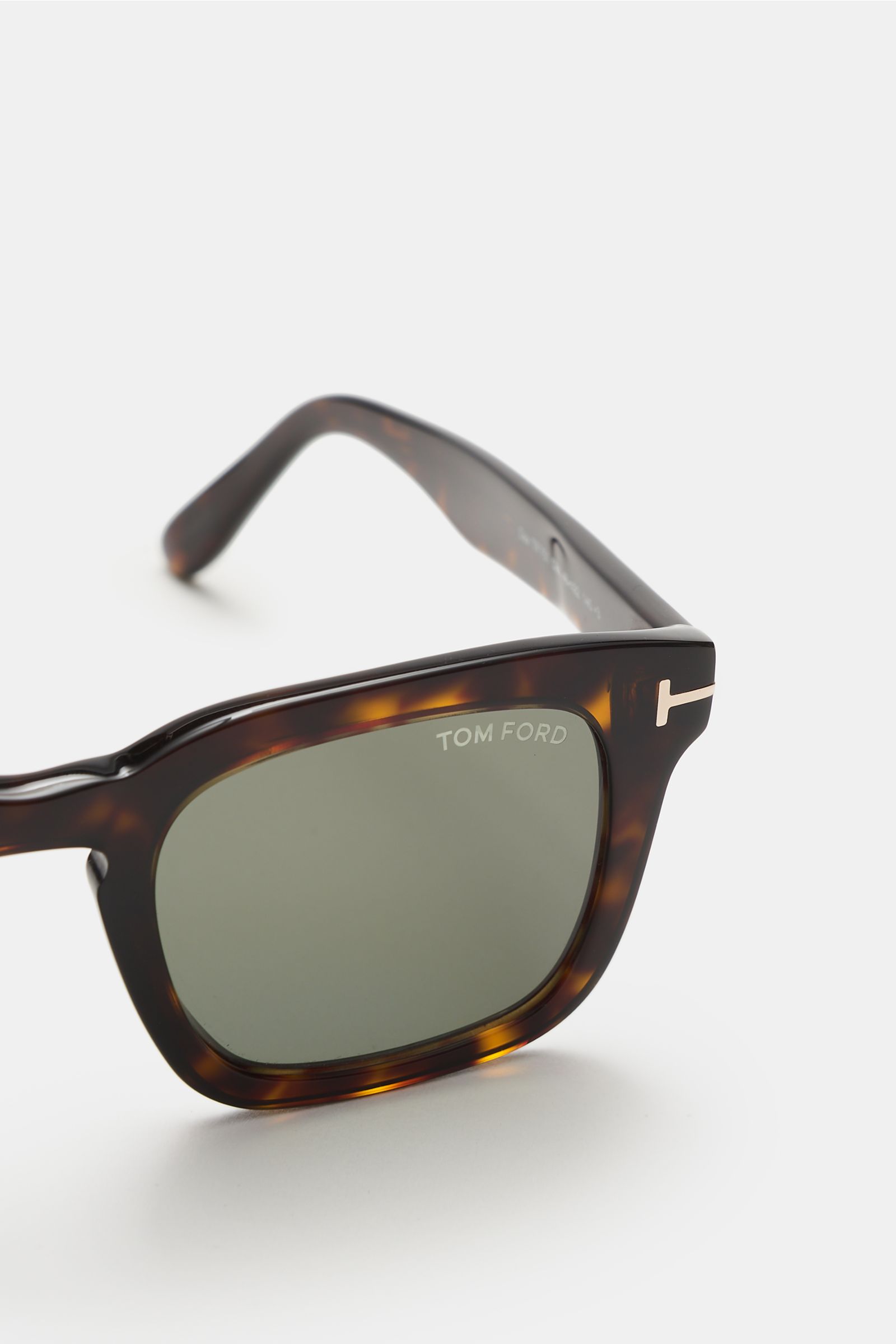 Tom Ford Sonnenbrille 'Dax' braun/grün in leichter eckiger Form, Acetat-Rahmen, polarisierten Gläsern, seitliche Nahaufnahme von vorne rechts.