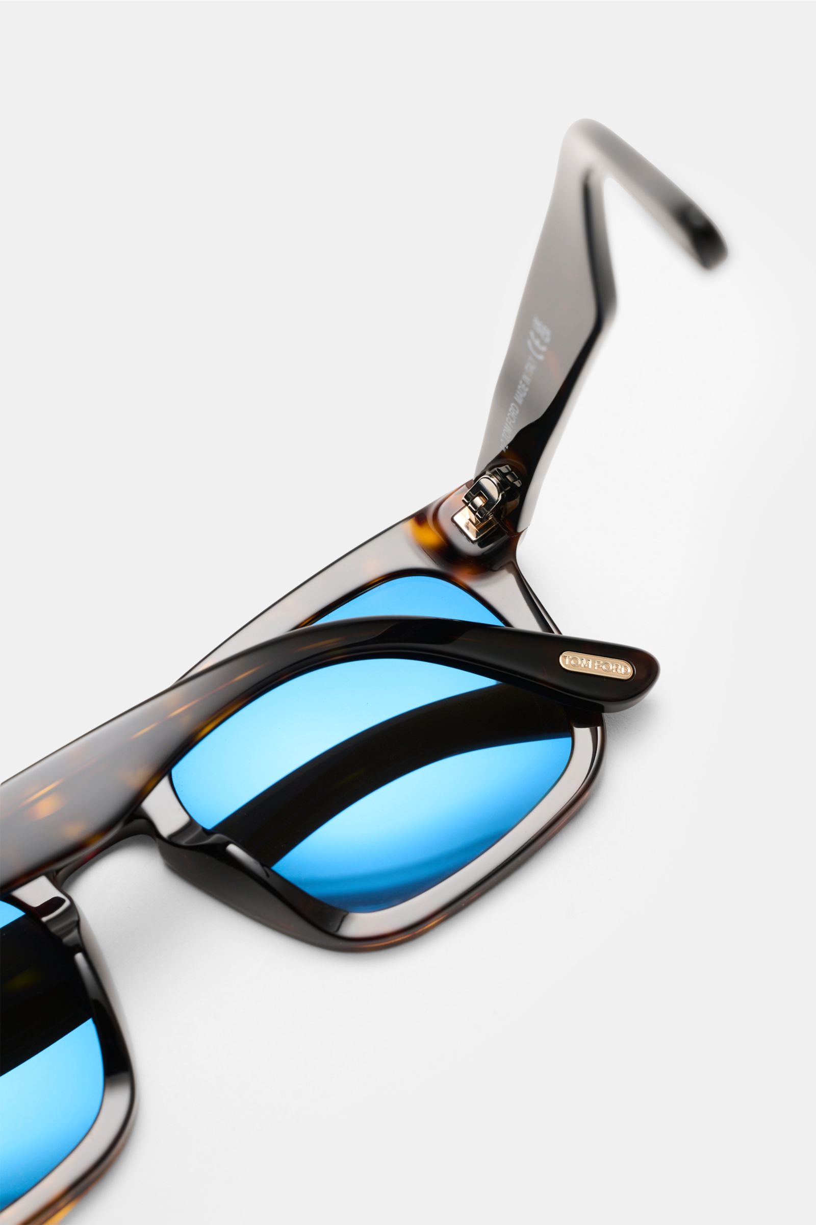 Tom Ford Sonnenbrille 'Dax' braun/grün im 60er-Jahre Stil, eckiger Acetat-Rahmen, blaue polarisierte Gläser, Detailansicht von oben.