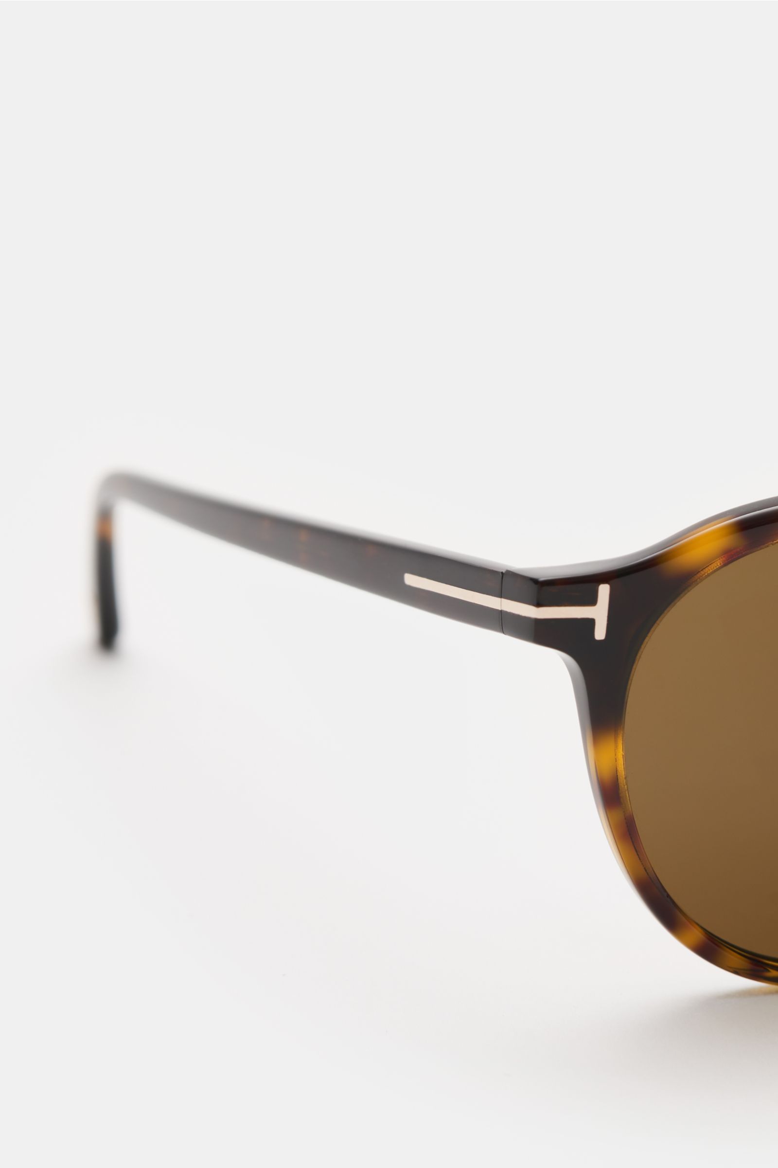 Side close-up of Tom Ford Sonnenbrille 'Aurele' dunkelbraun gemustert/braun with tortoise acetate frame, classic panto shape, and evenly tinted lenses. 

Description: Nicht nur in Künstlerkreisen äußerst beliebt ist die Panto-Form, die TOM FORD für seine 
