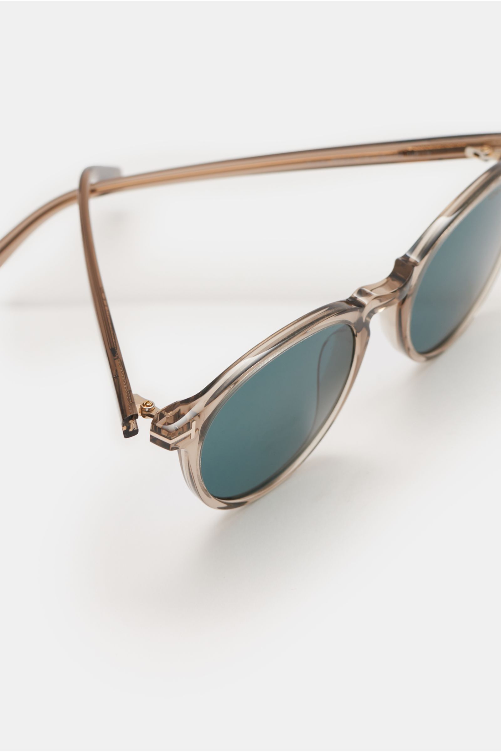 Tom Ford Sonnenbrille 'Aurelie' graubraun, close-up side angle showing klassische Notched-Bridge-Form, gleichmäßig getönte Kunststoffgläser, Acetat-Rahmen, 100% UV-Schutz Filterkategorie 3, inklusive Samt-Hartschalenetui.
