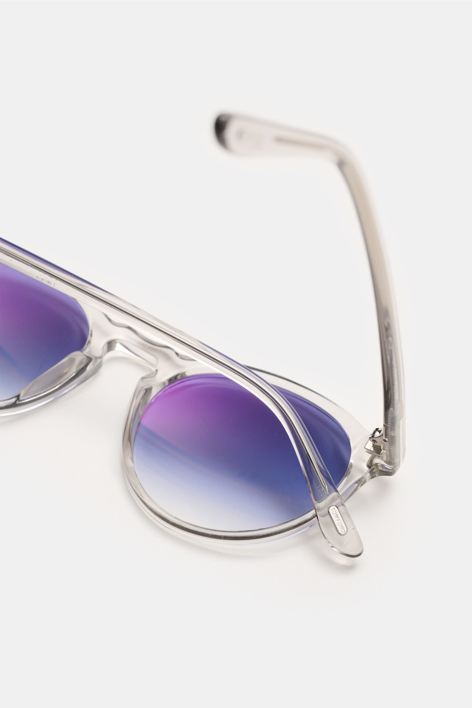 Tom Ford Sonnenbrille 'Aurele' hellgrau, Panto-Form, Acetat-Rahmen, Verlaufsgläser violett, 100% UV-Schutz, Nahaufnahme von oben.