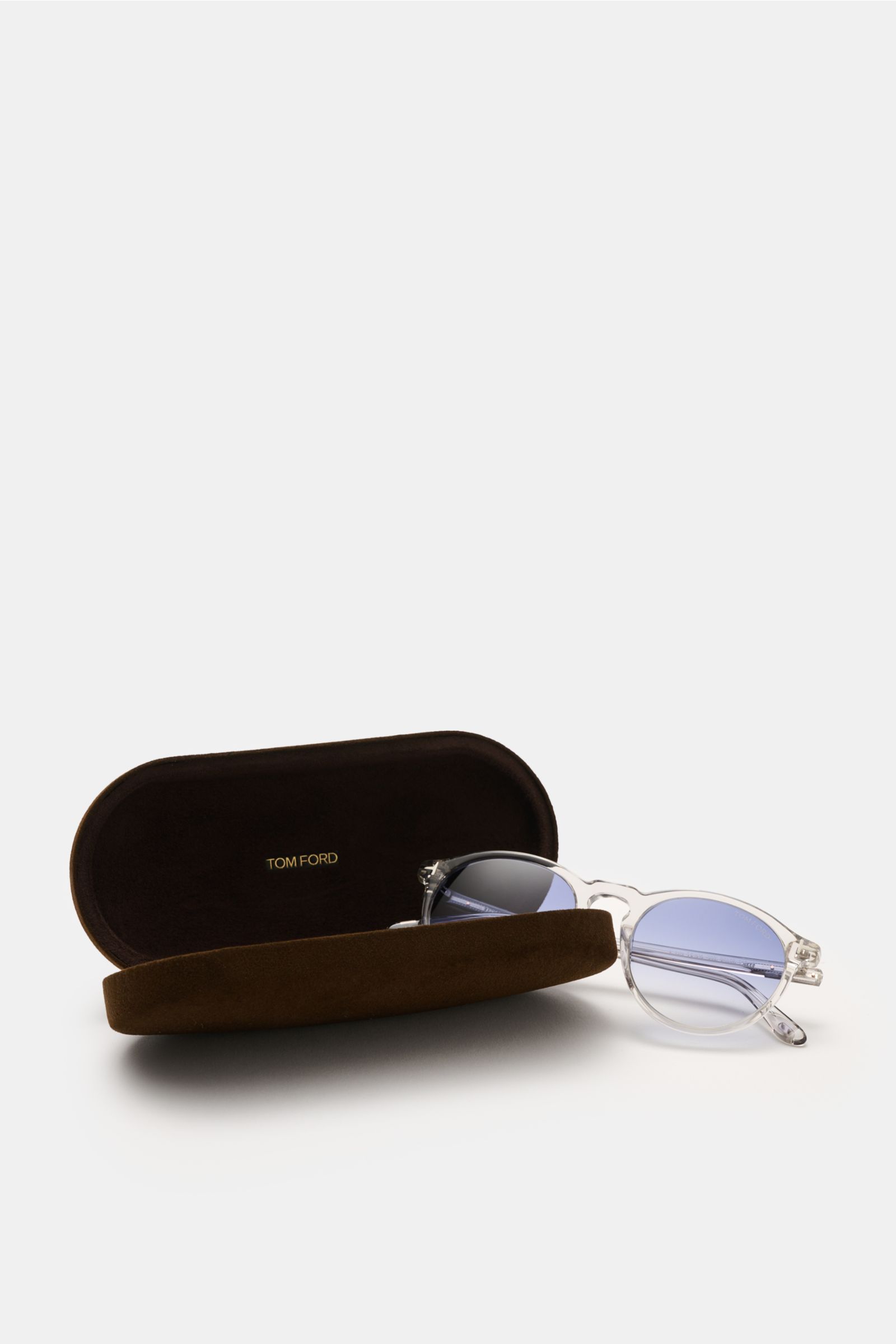 Tom Ford Sonnenbrille 'Aurele' hellgrau in klassischer Panto-Form mit Verlaufsgläsern, Acetat-Rahmen, Samt-Etui, seitliche Perspektive.