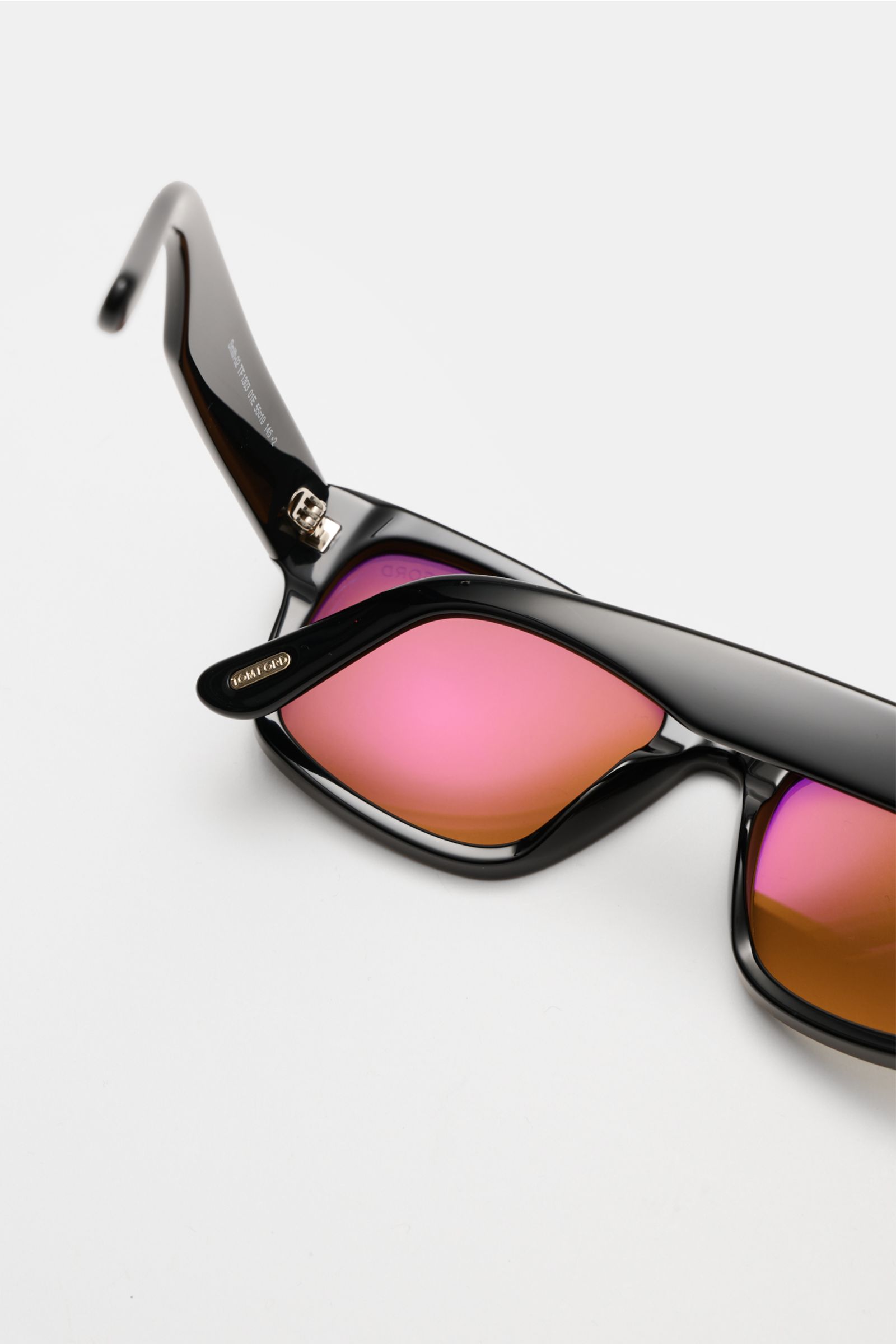 Tom Ford Sonnenbrille 'Smith' schwarz, eckige Form, Acetat-Rahmen, getönte Kunststoffgläser, Nahaufnahme von hinten schräg oben.
