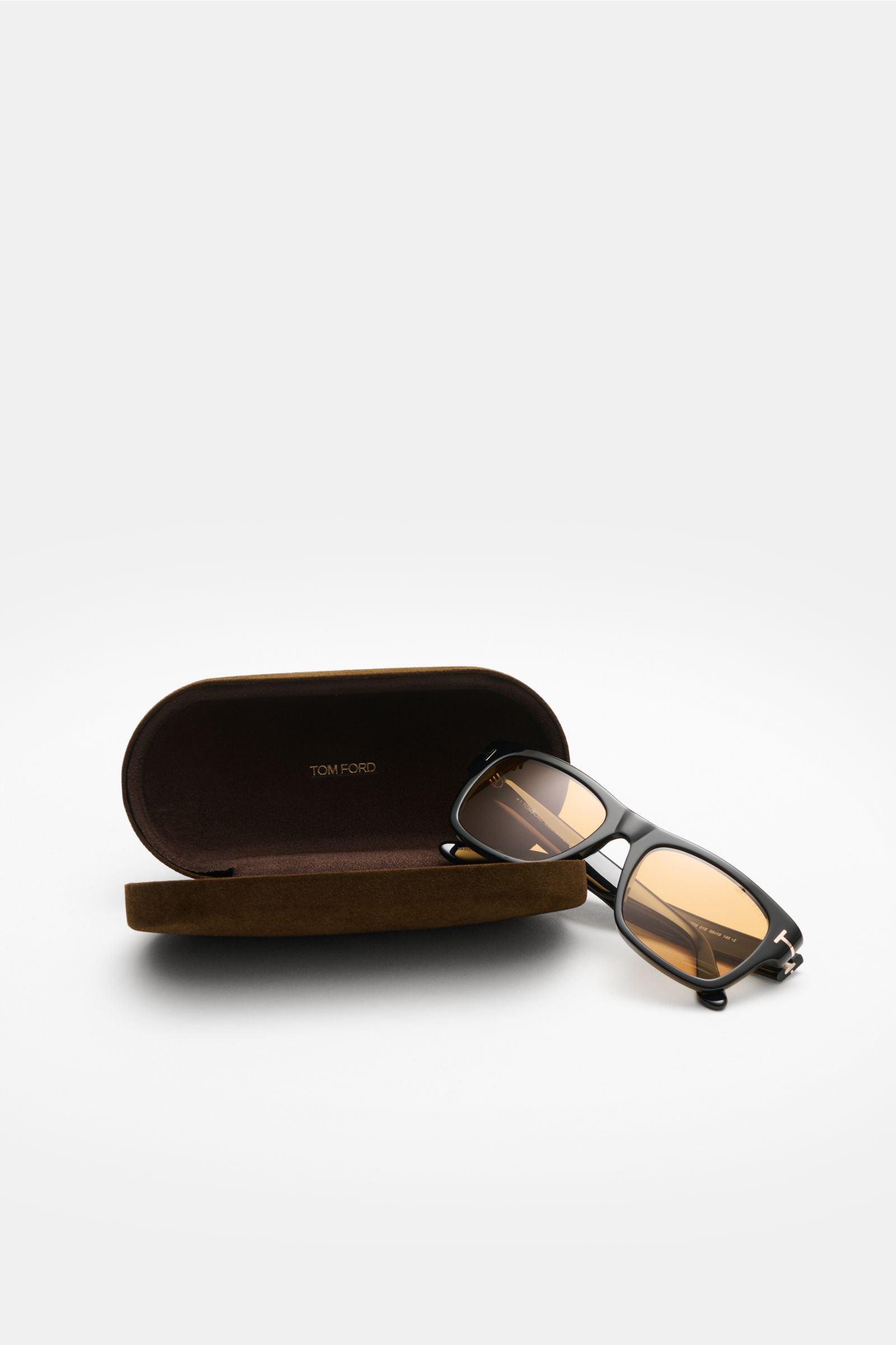 Tom Ford Sonnenbrille 'Smith' schwarz, eckig mit getönten Kunststoffgläsern, Acetat-Rahmen, Filterkategorie 2, seitliche Perspektive, mit Samt-Hartschalenetui.