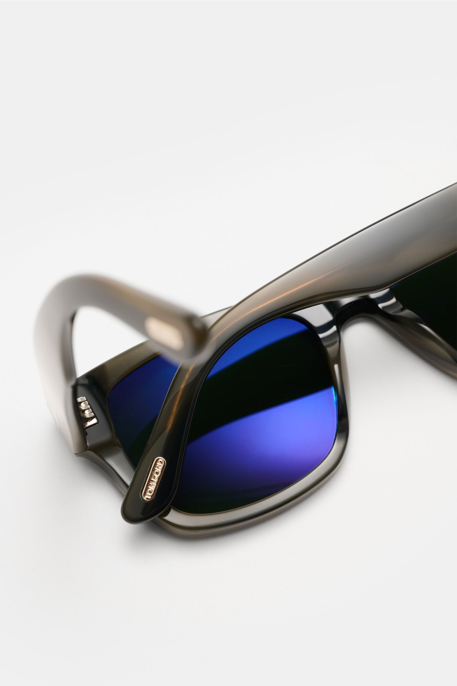 Tom Ford Sonnenbrille 'Smith' graubraun meliert, eckig mit gleichmäßig getönten Kunststoffgläsern, Acetat-Rahmen, Filterkategorie 3, Seitenansicht.