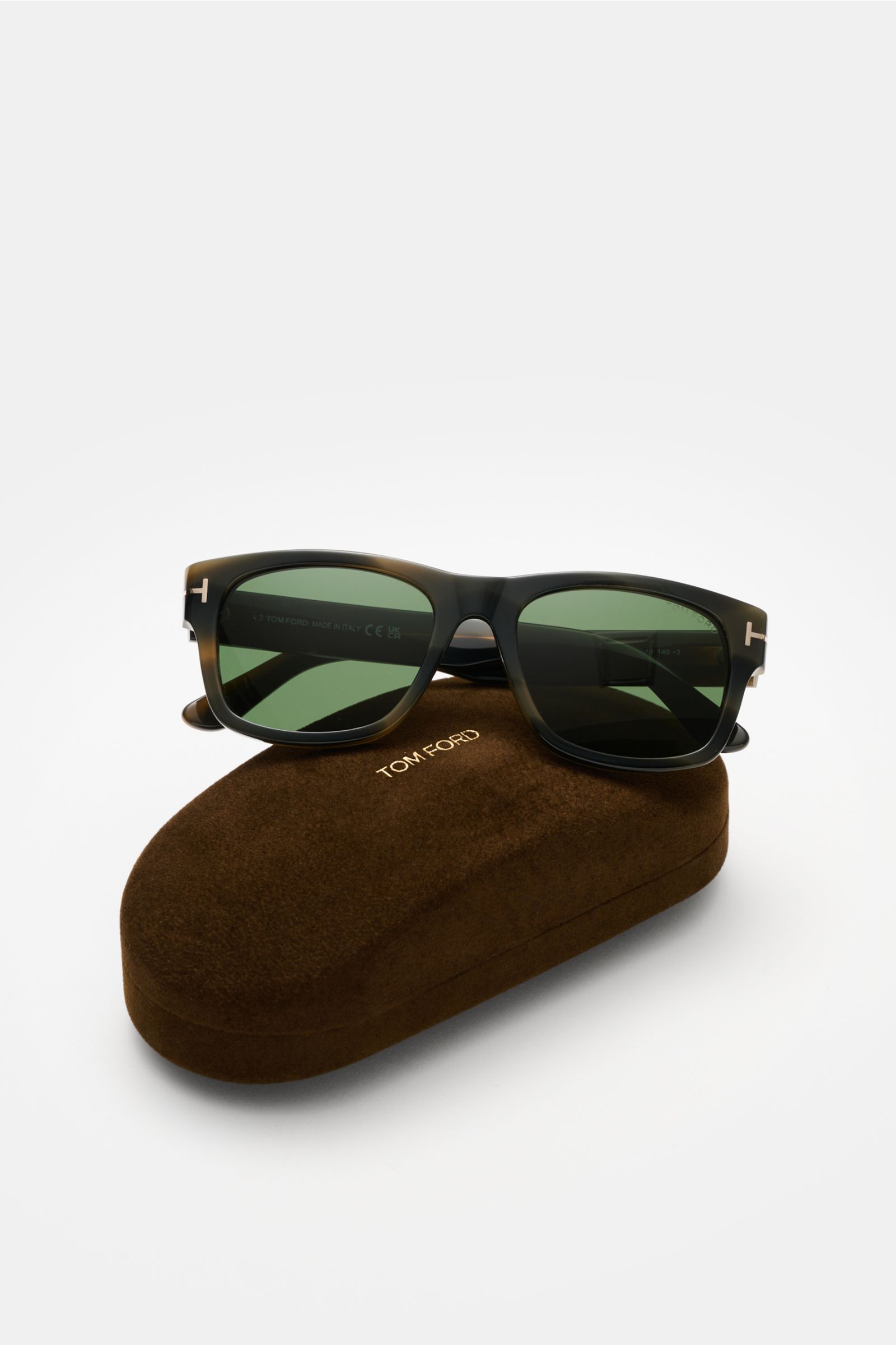 Tom Ford Sonnenbrille 'Smith' graubraun meliert mit eckigem Acetat-Rahmen, grünen Kunststoffgläsern, Filterkategorie 3, frontal auf Samt-Etui.