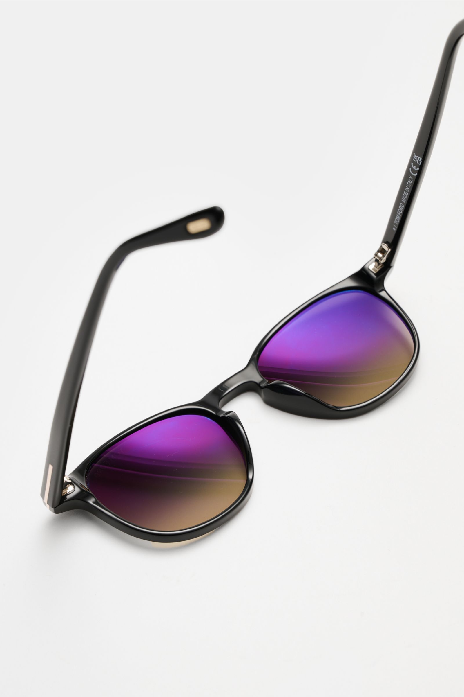 Tom Ford Sonnenbrille 'Holt' schwarz, leicht gerundete Silhouette, melierte Optik, violett-braune Gläser, Acetat-Rahmen, seitliche Draufsicht