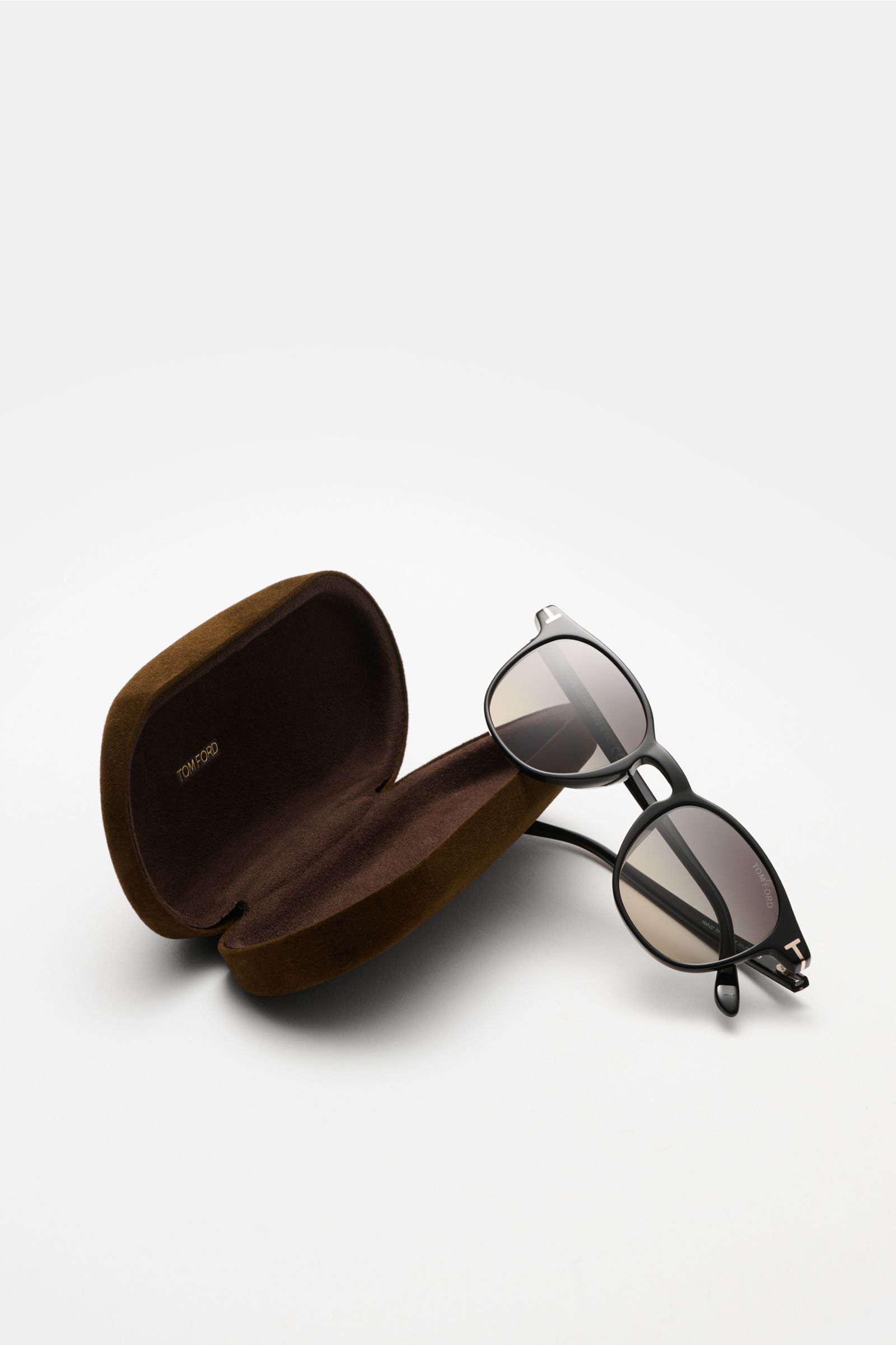 Tom Ford Sonnenbrille 'Holt' schwarz, leicht gerundete Silhouette, melierte Optik, Kunststoffgläser, Acetat-Rahmen, 100% UV-Schutz, frontal schräg mit offenem Samt-Etui.