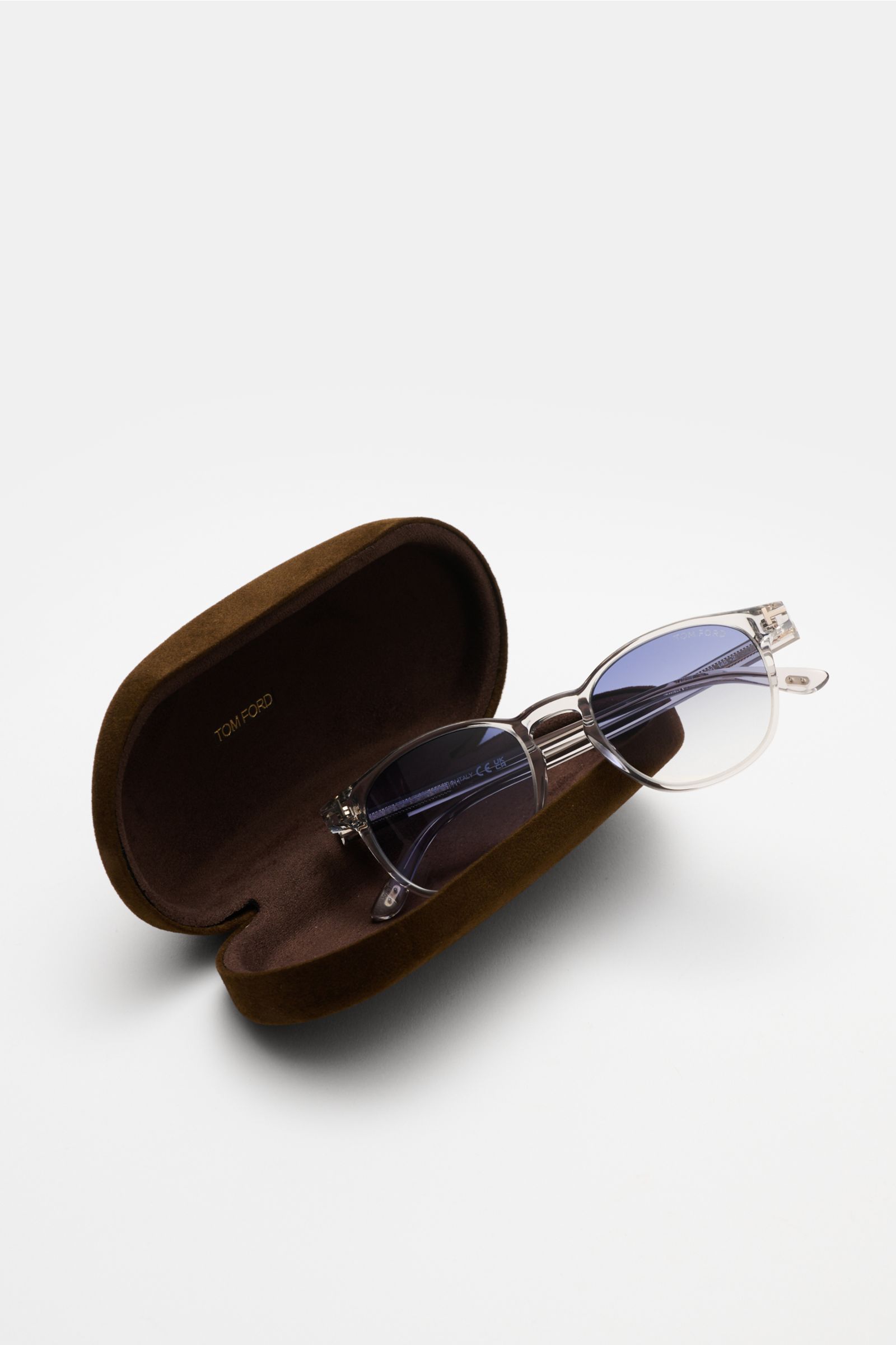 Tom Ford Sonnenbrille 'Holt' hellgrau mit meliertem Acetat-Rahmen, Verlaufsgläsern, 100% UV-Schutz, leicht gerundet, im offenen Samt-Etui, seitliche Perspektive.