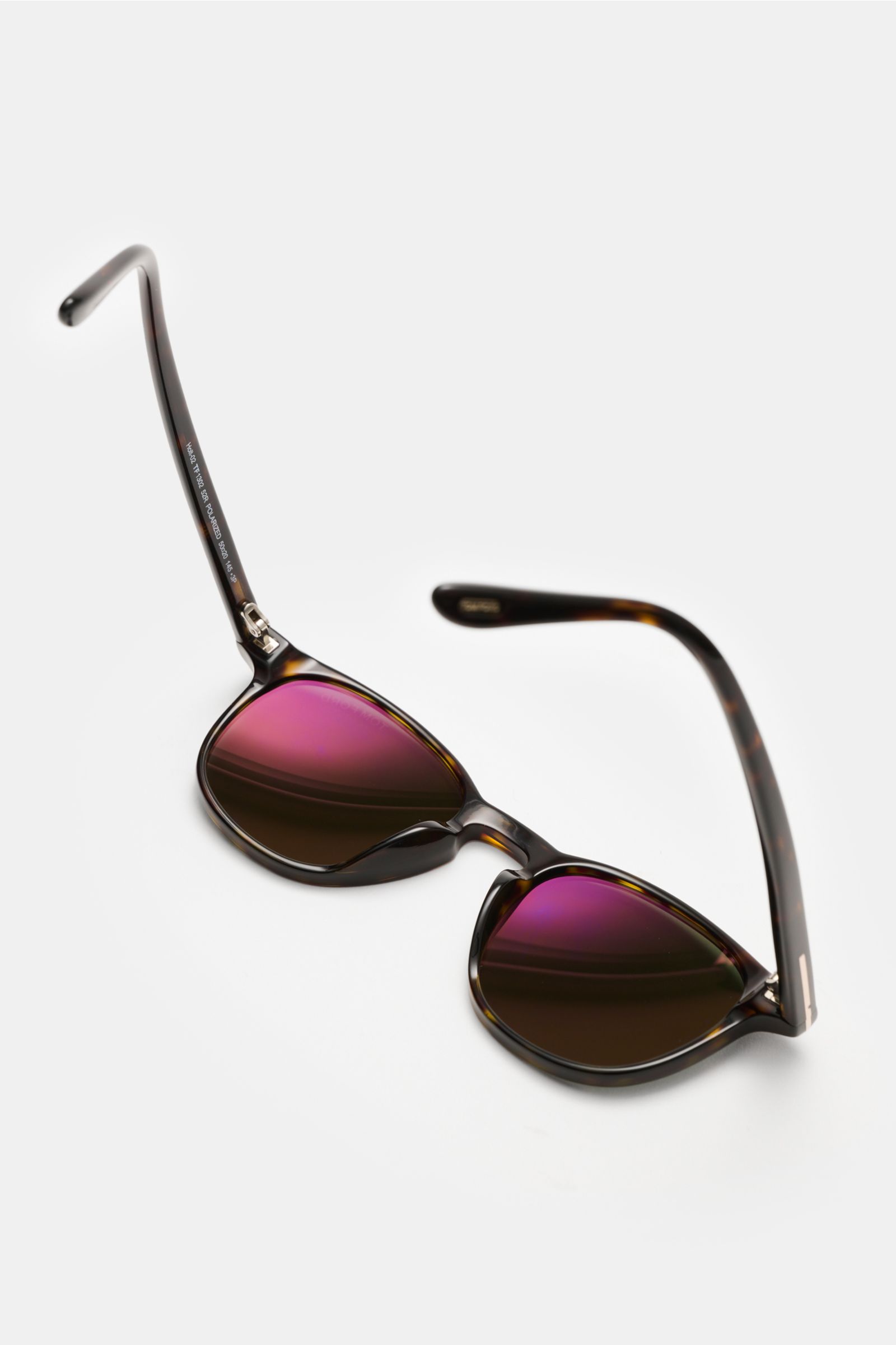 Tom Ford Sonnenbrille 'Holt' dunkelbraun meliert/grün, leicht gerundet, polarisierte Kunststoffgläser, Acetatrahmen, schräg von oben fotografiert.