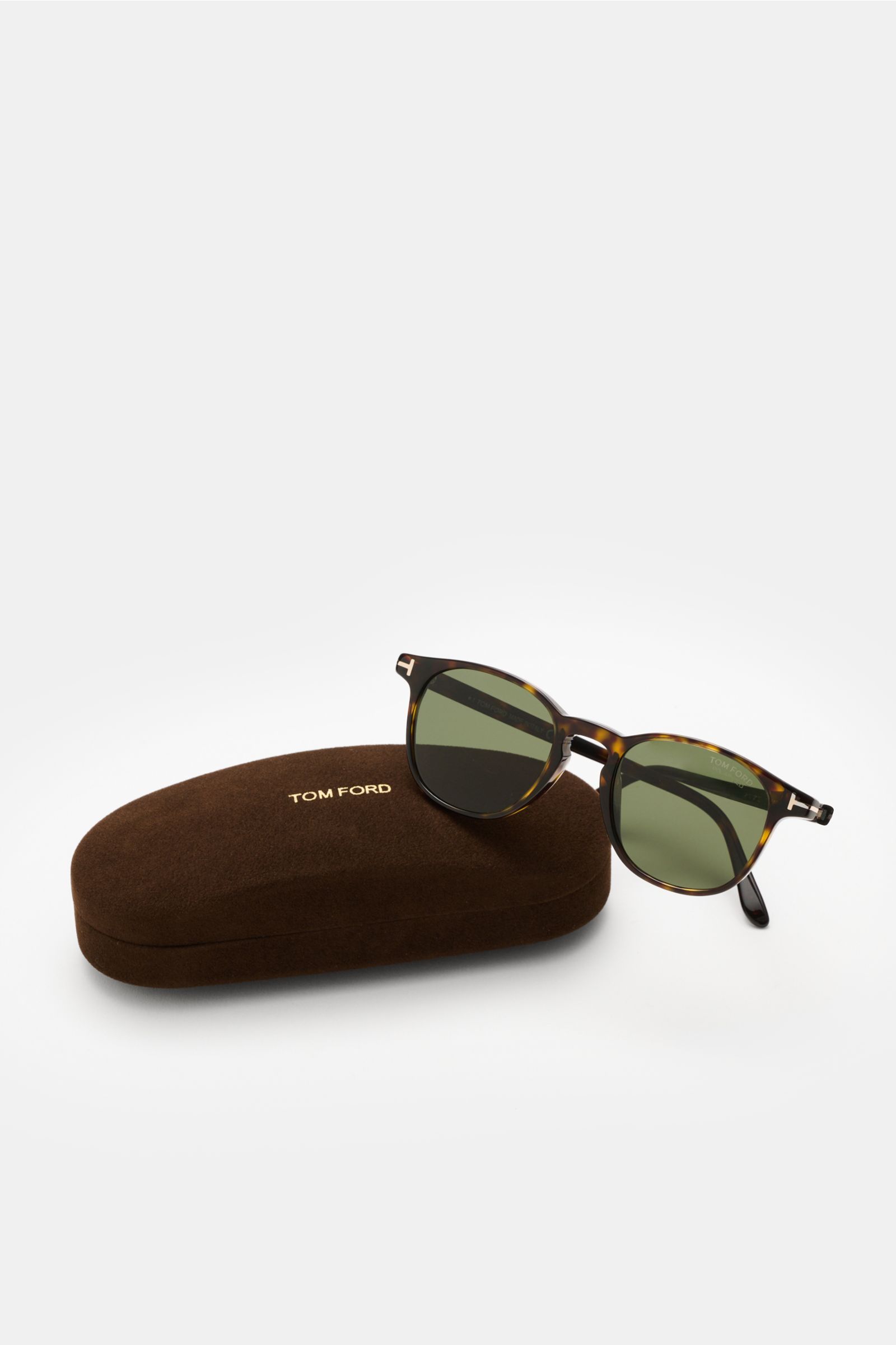 Tom Ford Sonnenbrille 'Holt' dunkelbraun meliert/grün, leicht gerundet, polarisierte Gläser, Acetat-Rahmen, auf Samt-Etui liegend, Frontperspektive.