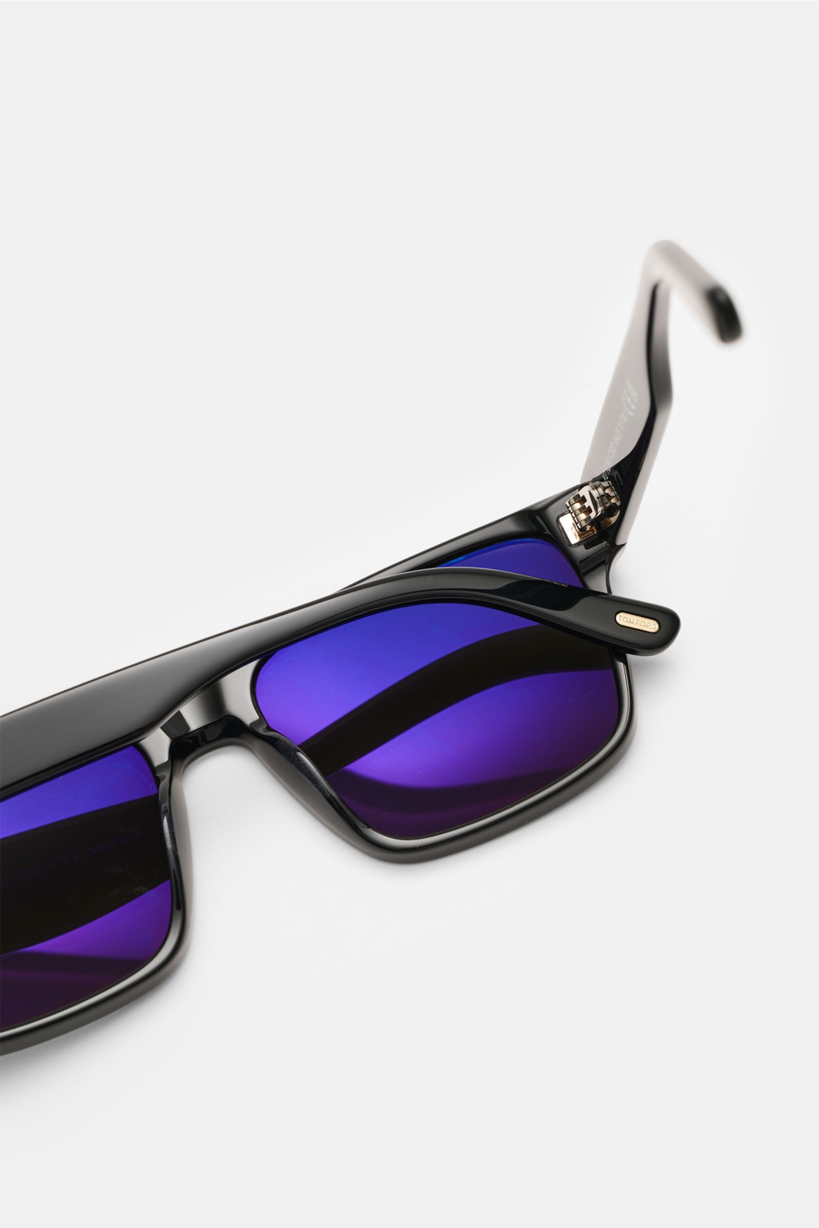 Tom Ford Sonnenbrille 'Calder' schwarz, eckig, polarisierte blaue Gläser, Acetatrahmen, Nahaufnahme von oben, stilvoller Allrounder mit UV-Schutz.