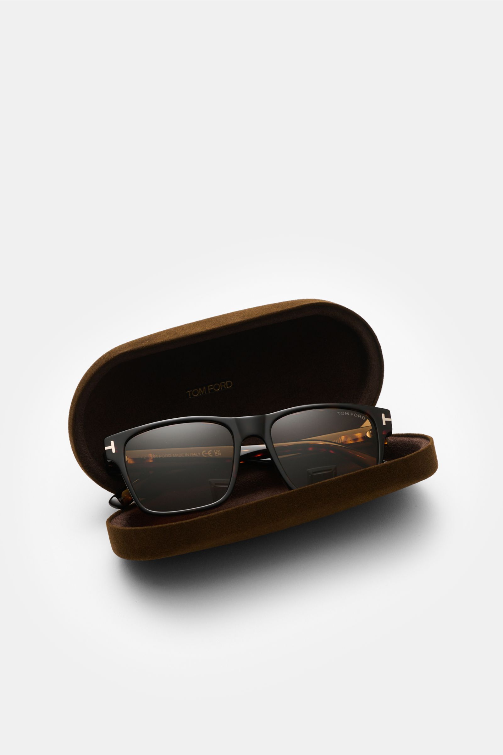 Tom Ford Sonnenbrille 'Calder' dunkelbraun/braun gemustert with square tortoise acetate frame and polarized lenses, shown front view in brown velvet case.

Description: Stilvoller Allrounder: Mit ihrem zeitlosen Tortoise-Design wird die Sonnenbrille 'Cald
