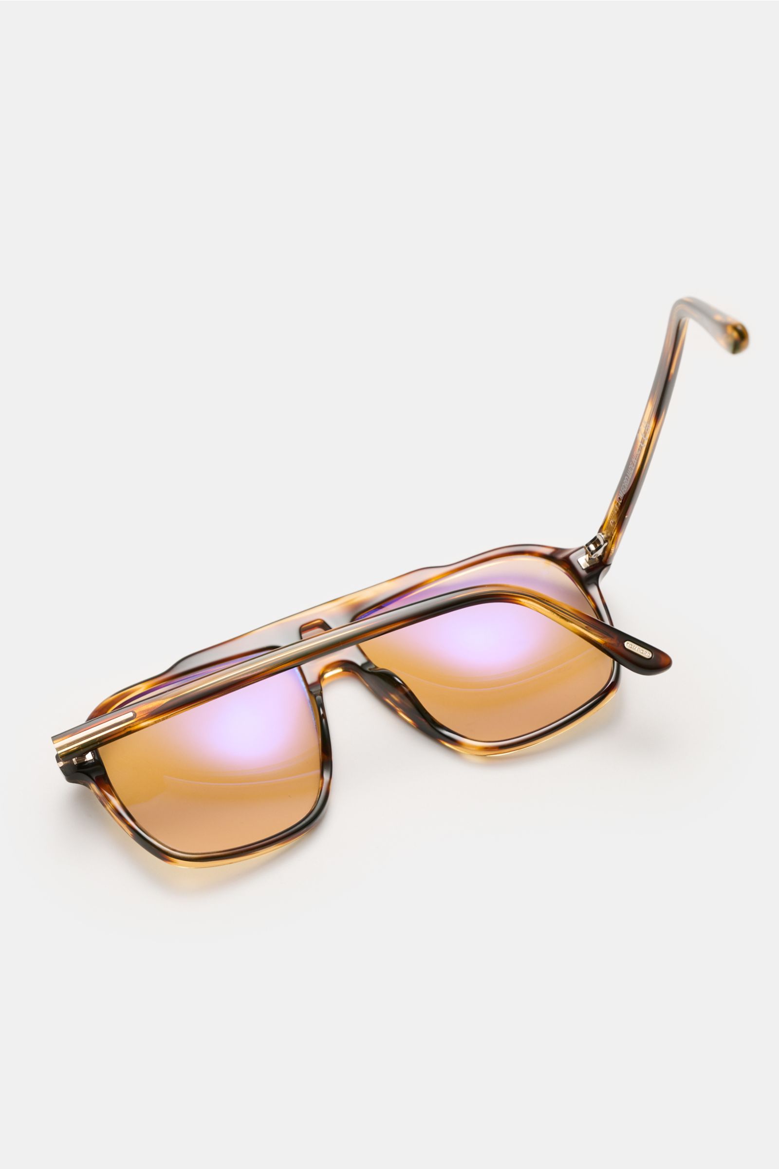 Tom Ford Sonnenbrille 'Autari' dunkelbraun meliert im klassischen Aviator-Stil, photochrome Gläser, Acetat-Rahmen, seitliche Ansicht, UV-Schutz, Etui.