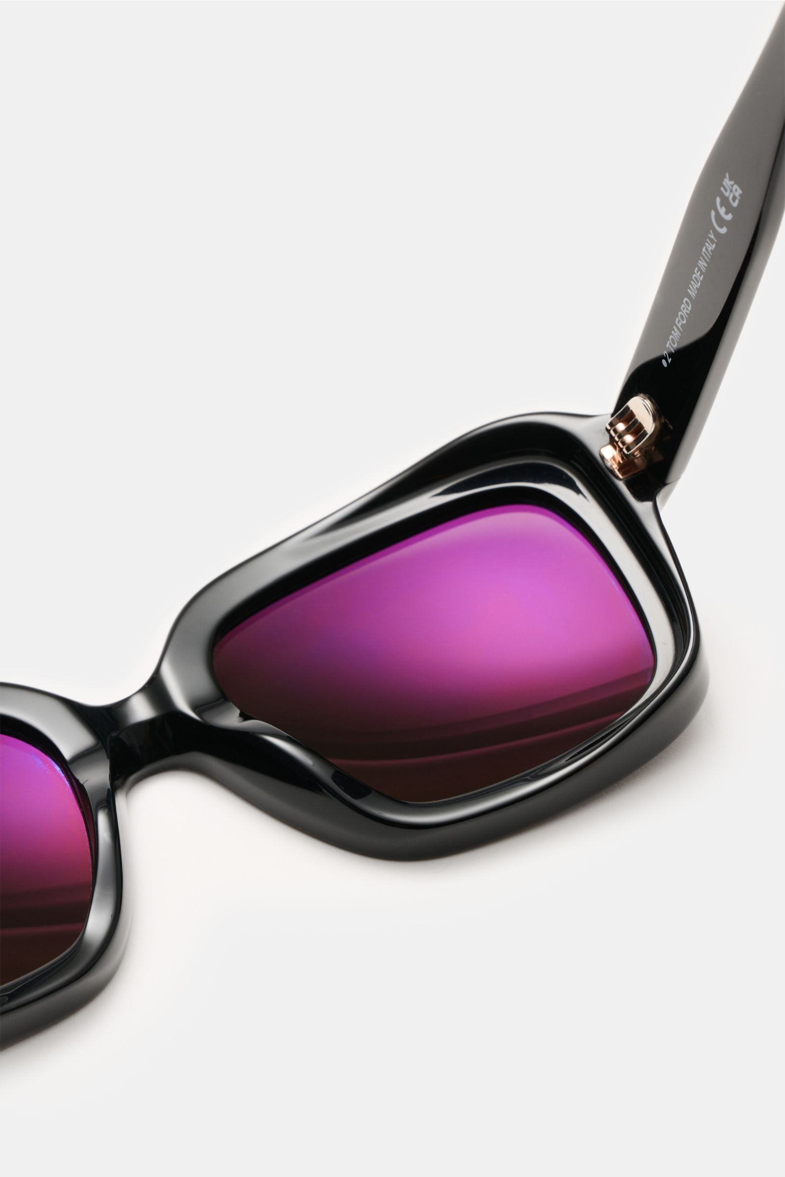 Tom Ford Sonnenbrille 'Natalia' schwarz, eckig mit Acetat-Rahmen und gleichmäßig getönten lila Kunststoffgläsern, Detailansicht von oben.