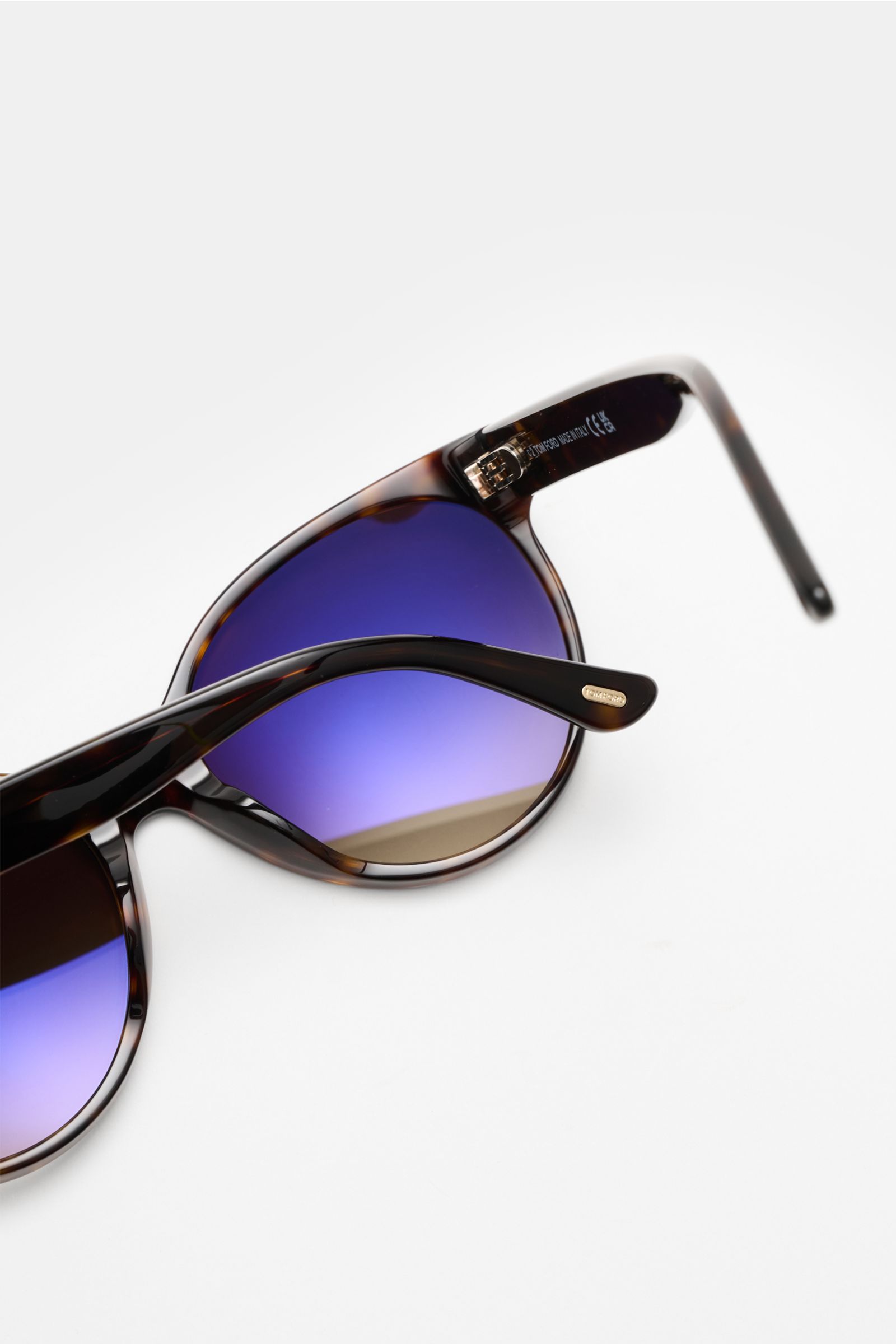 Close-up of Tom Ford Sunglasses 'Tallulah' dark brown mottled with gradient plastic lenses, acetate frame, shown from an angled top-side view. Stylish all-rounder: These modern sunglasses by TOM FORD are a versatile and eye-catching accessory for stylish 