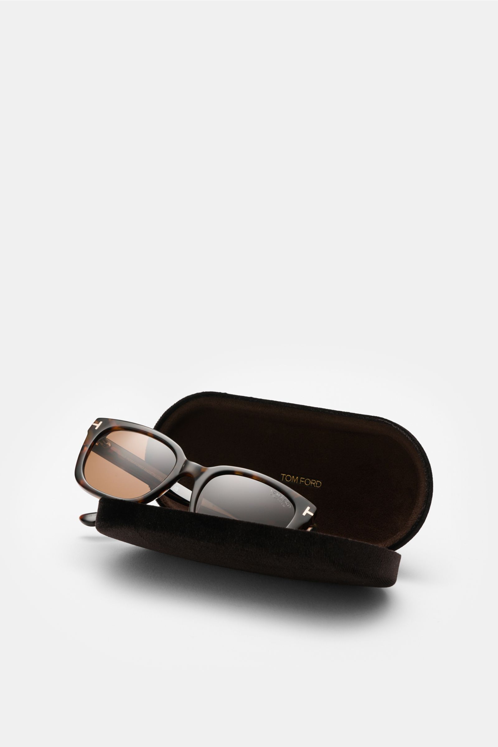 Tom Ford Sunglasses 'Haylay' brown/dark brown patterned shown from a front angle resting in an open velvet hard case.

Description: TOM FORD guarantees a smart look with the sunglasses 'Haylay' in a timeless tortoiseshell finish – the tinted, plastic l