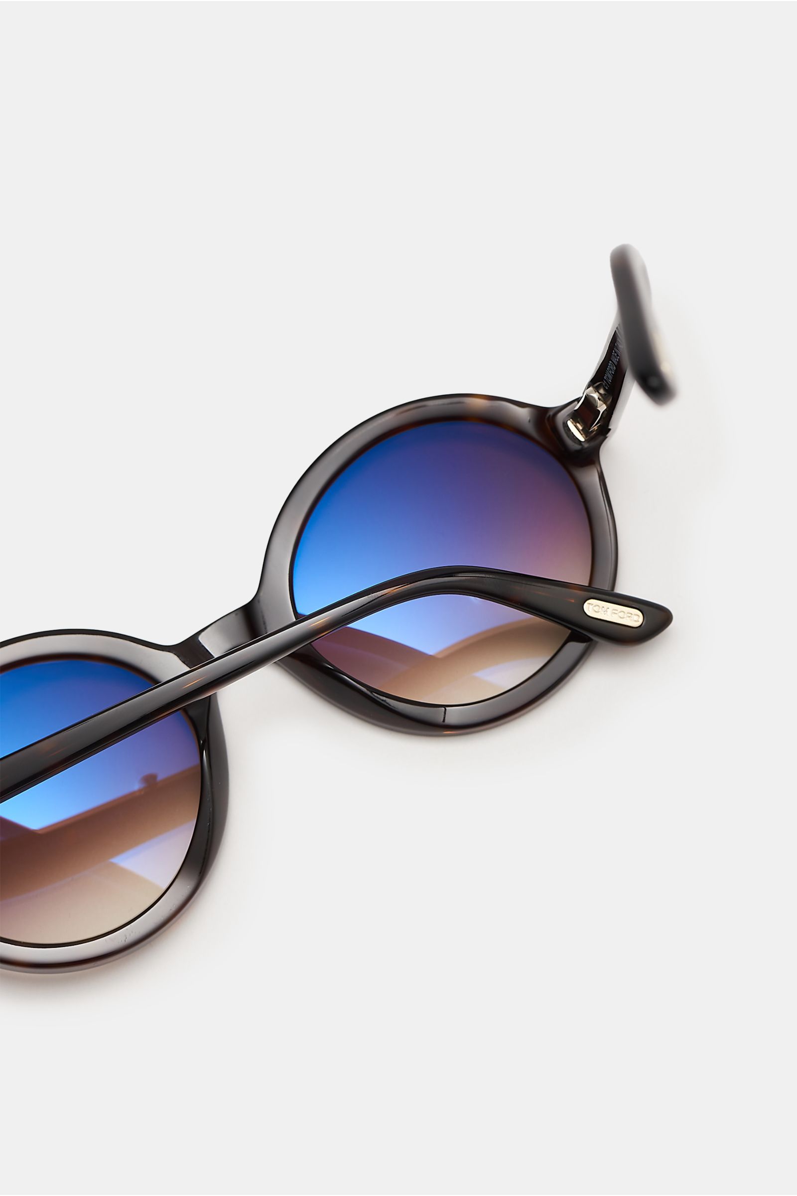 Close-up view from above of Tom Ford Sonnenbrille 'Nicolette' dunkelbraun gemustert with round retro tortoiseshell acetate frame, evenly tinted lenses, 'T' detail, 100% UV protection, and velvet case included.