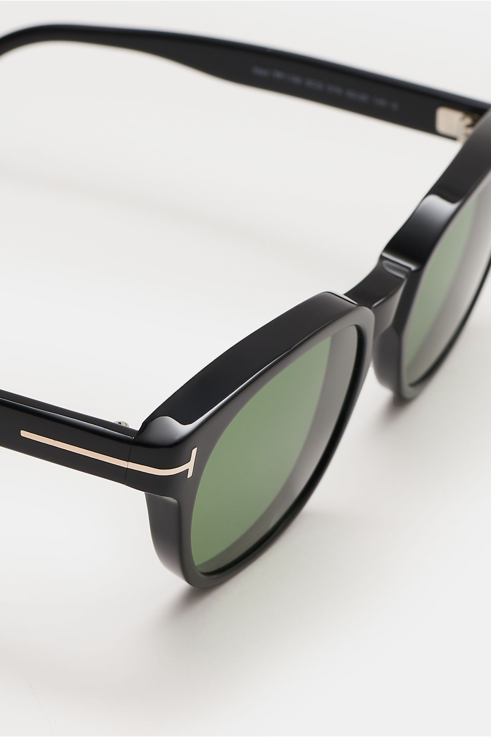 Tom Ford Sonnenbrille 'Mert' schwarz mit leicht gerundeter Silhouette, melierter Optik, Acetat-Rahmen, grün getönten Gläsern, 100% UV-Schutz, Filterkategorie 3, seitliche Nahaufnahme, mit Samt-Hartschalenetui.