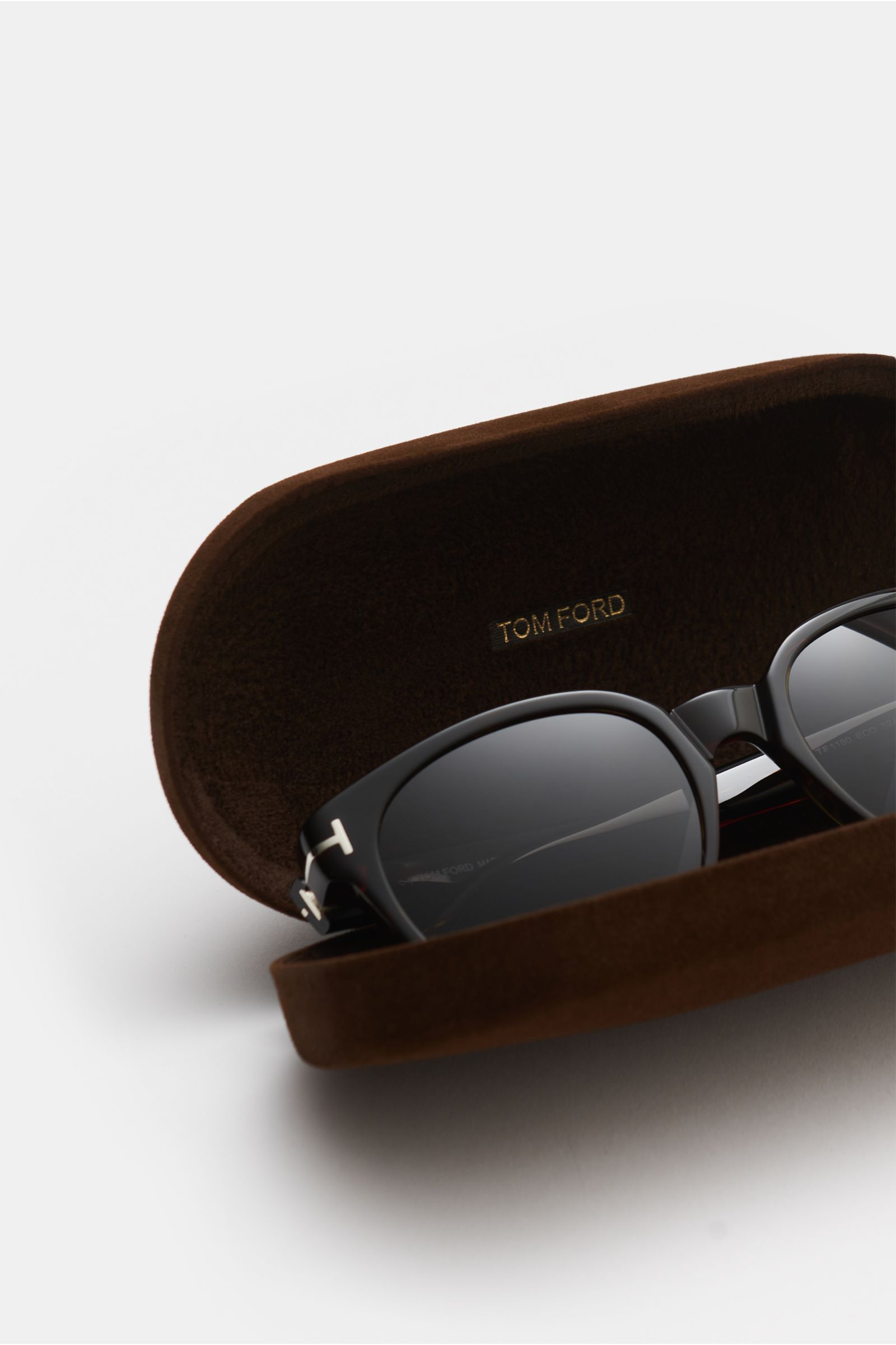 Tom Ford Sonnenbrille 'Mert' dunkelbraun meliert, leicht gerundete Silhouette, melierte Optik, Kunststoffgläser, Acetat-Rahmen, im geöffneten Samt-Hartschalenetui, Frontansicht.