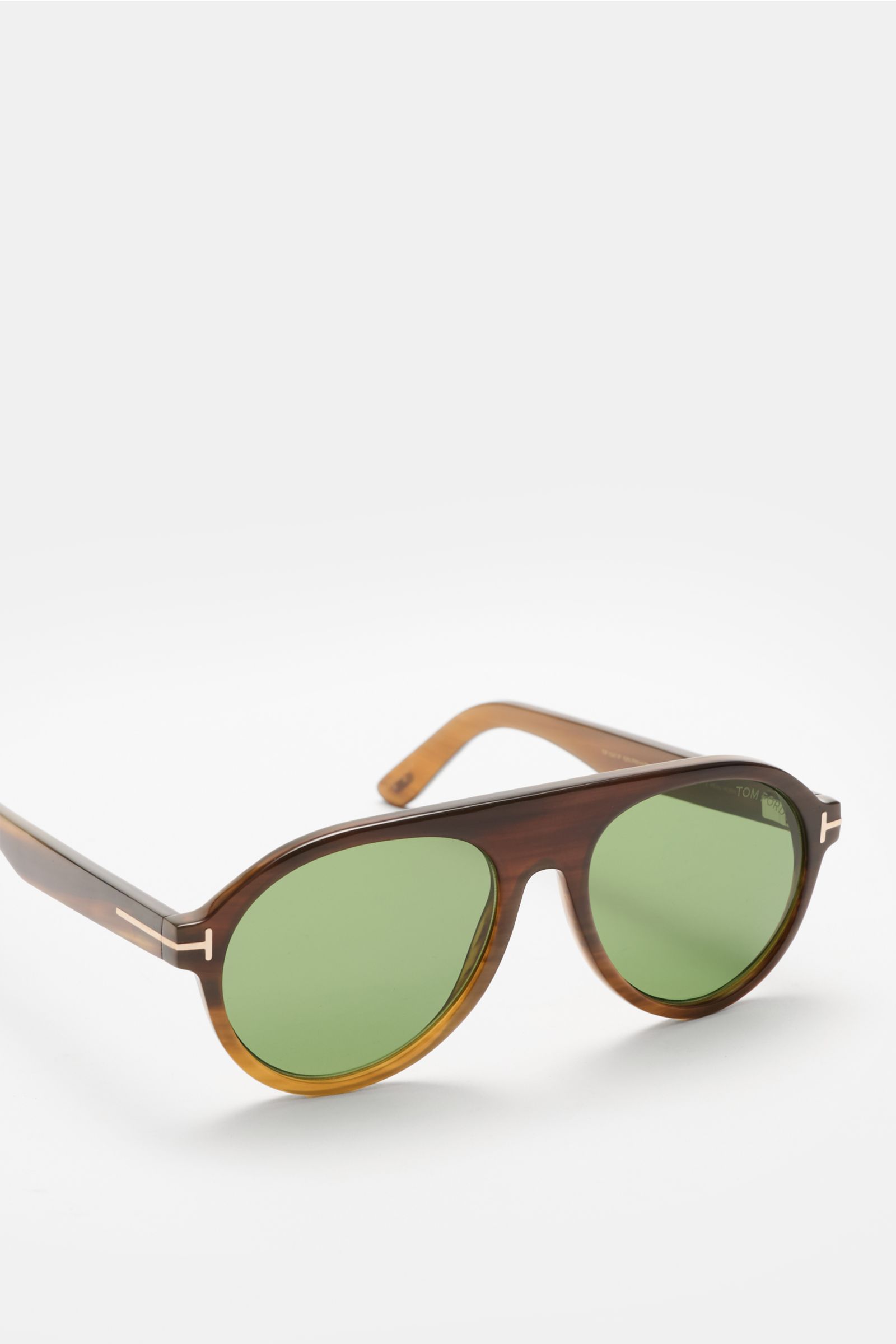 Tom Ford Horn-Sonnenbrille 'Private Collection' graubraun im modernen Aviator-Stil, grüne Gläser, echtes Büffelhorn, seitliche T-Details, schräg von vorne.