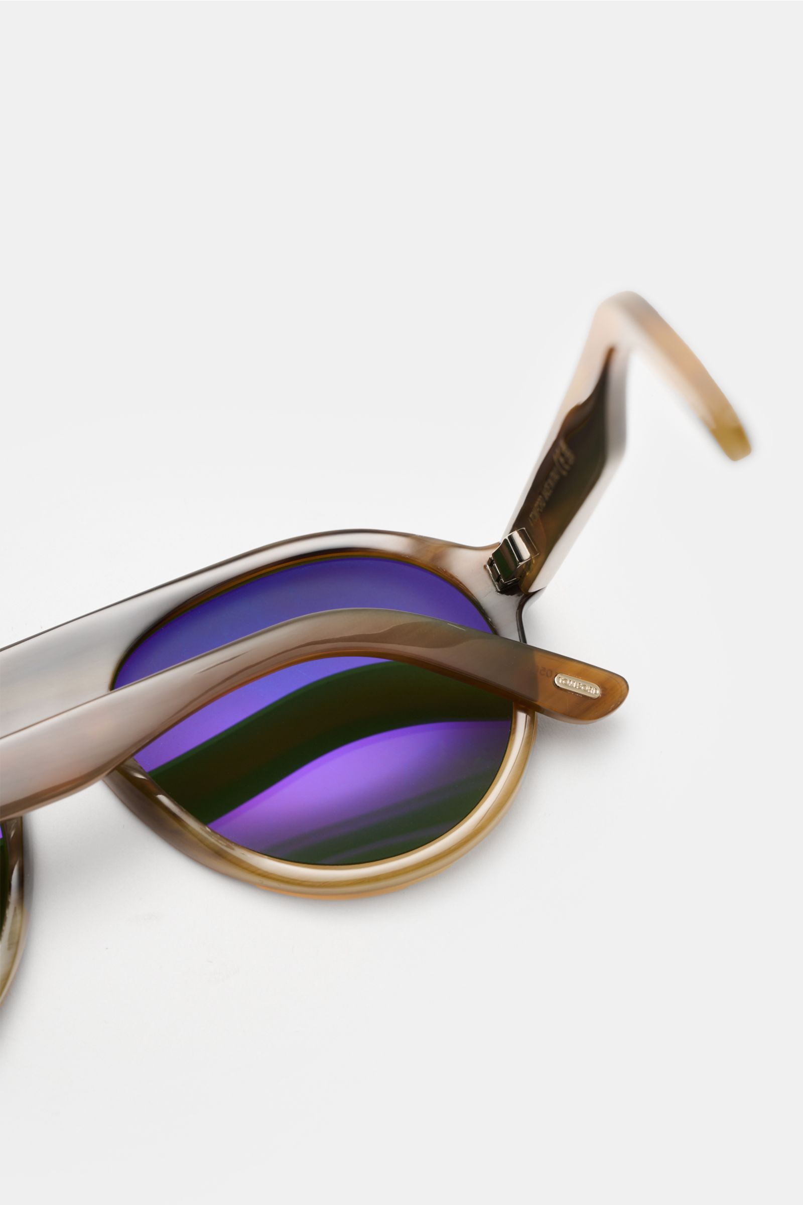 Tom Ford Horn-Sonnenbrille 'Private Collection' graubraun, moderner Aviator mit Büffelhornrahmen, blau getönte Gläser, seitliche Nahaufnahme.