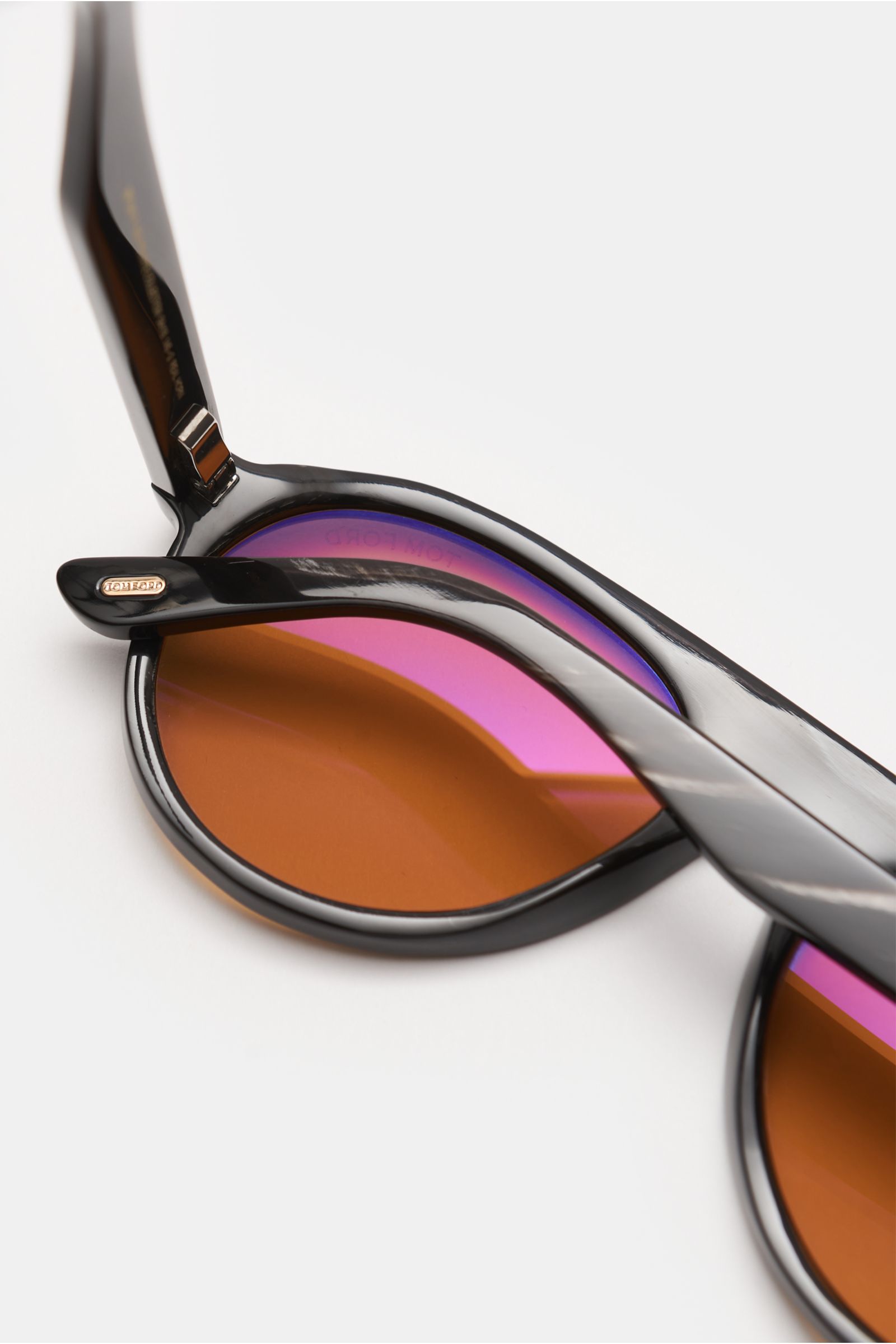 Tom Ford Horn-Sonnenbrille 'Private Collection' anthrazit gemustert/gelb, Nahaufnahme schräg von oben, Büffelhornrahmen, getönte Gläser, 'T'-Detail sichtbar.