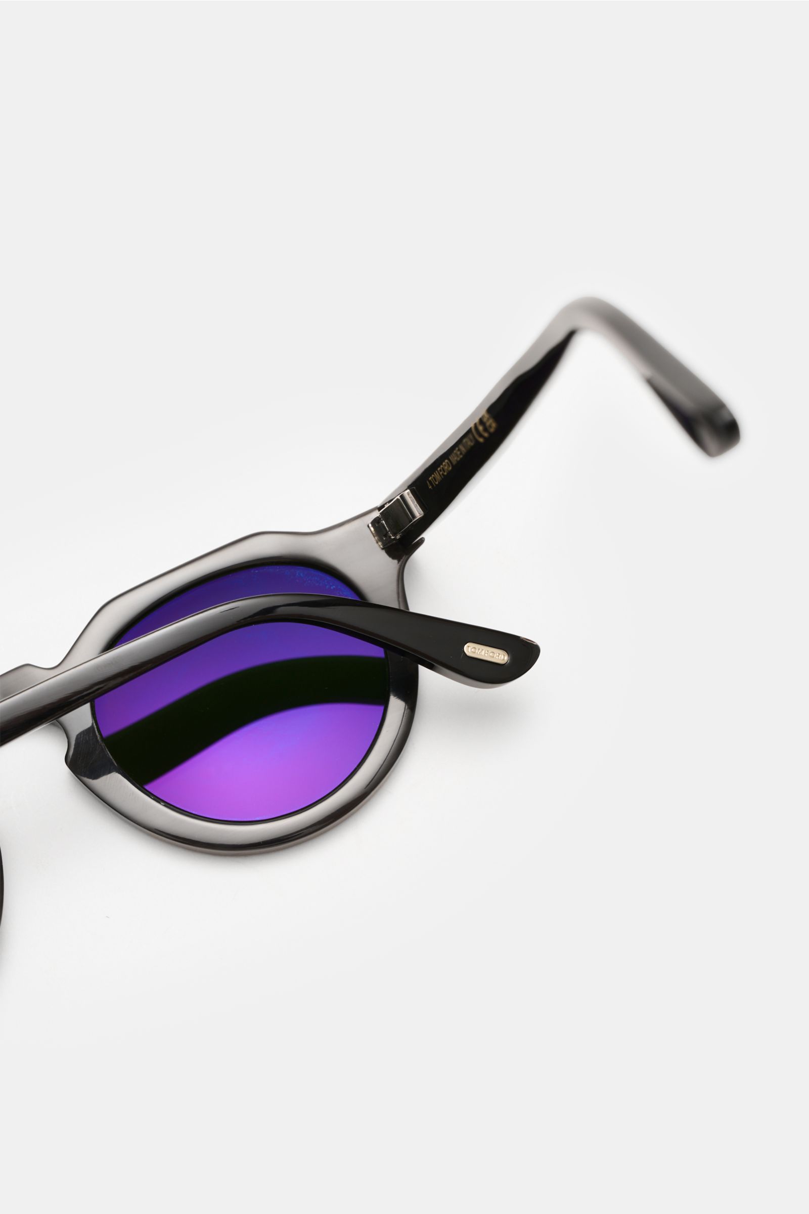 Tom Ford Horn-Sonnenbrille 'Private Collection' schwarz/grau/weiß gemustert, Retro-Look, echtes Büffelhorn, lila Gläser, seitliche Nahaufnahme.