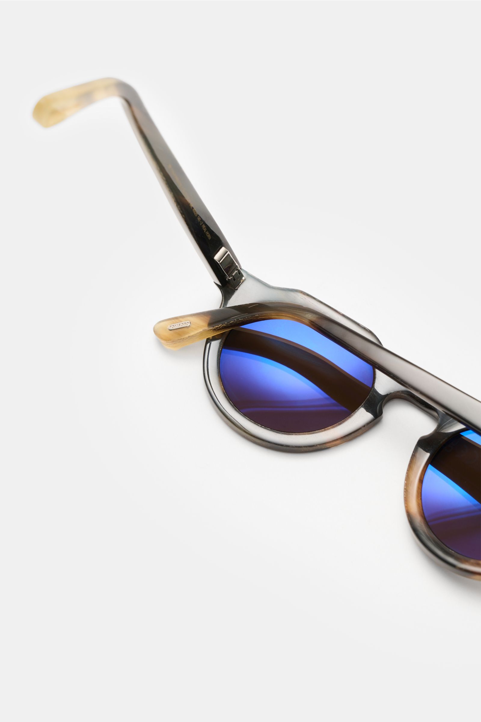 Tom Ford Horn-Sonnenbrille 'Private Collection' schwarz/beige gemustert, runder Retro-Look, Büffelhornrahmen, blaue Gläser, seitliche Draufsicht.