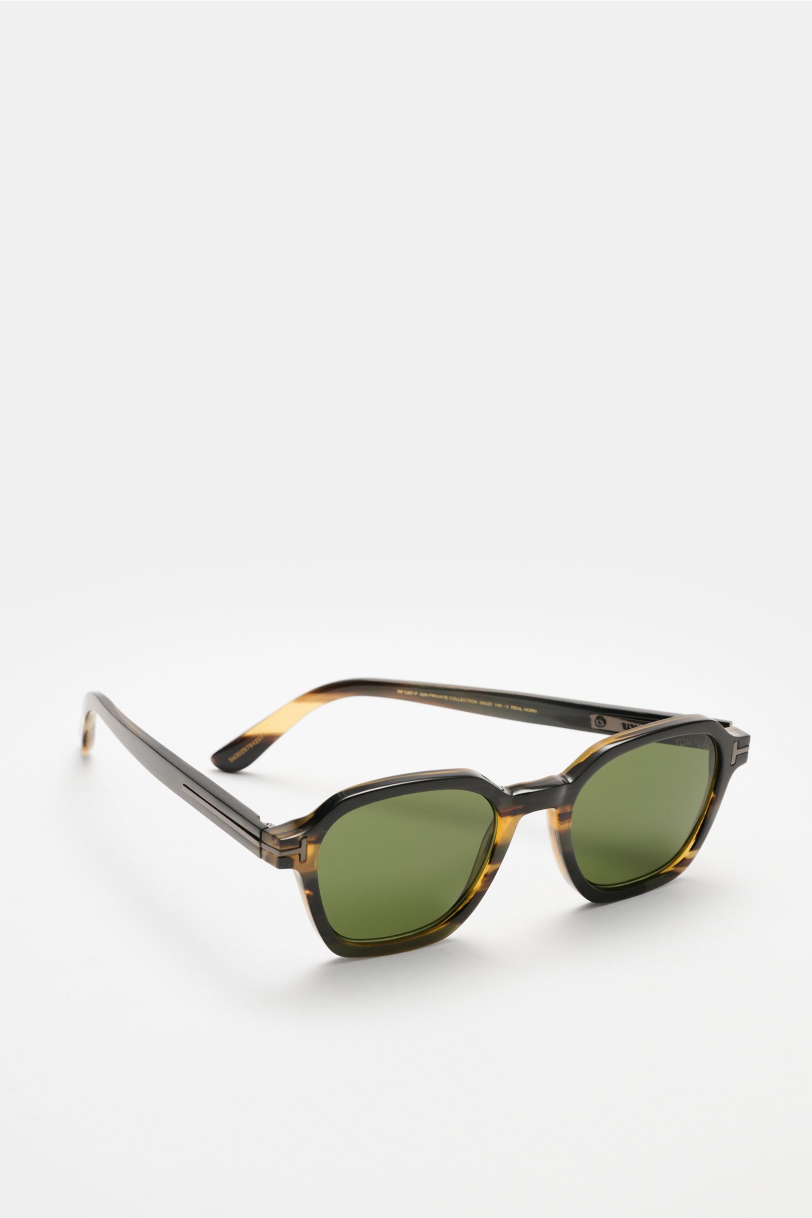 Tom Ford Horn-Sonnenbrille 'Private Collection' schwarz/grau/sand gemustert shown from a front-side angle with lightly angular shape, genuine buffalo horn frame, and evenly tinted green lenses.

Description: Die luxuriöse 'Private Collection' von TOM F