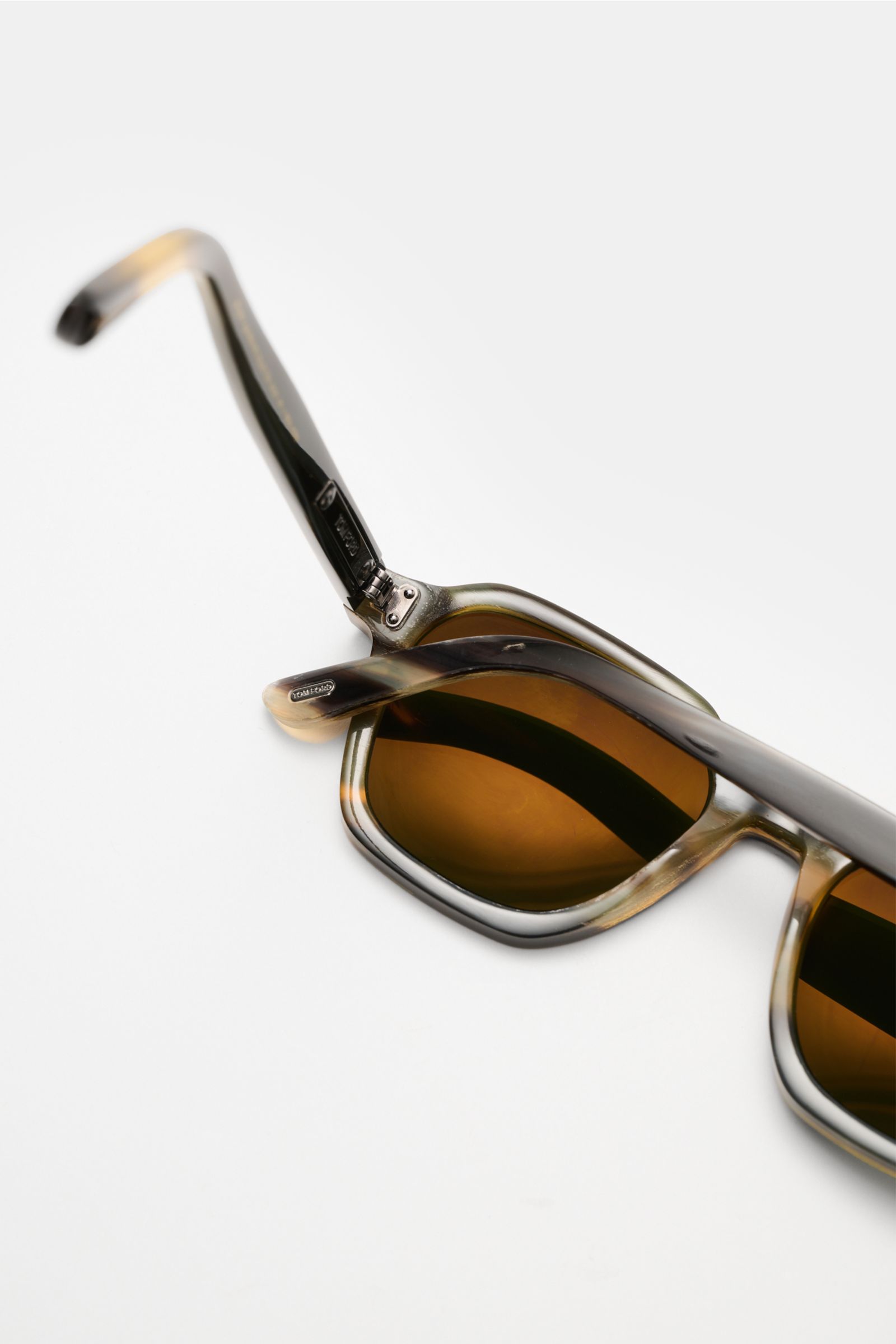 Close-up view from above of Tom Ford Horn-Sonnenbrille 'Private Collection' schwarz/grau/sand gemustert, a retro-style luxury sunglasses with a slightly angular frame made from genuine buffalo horn, featuring evenly tinted plastic lenses, the brand’s sign