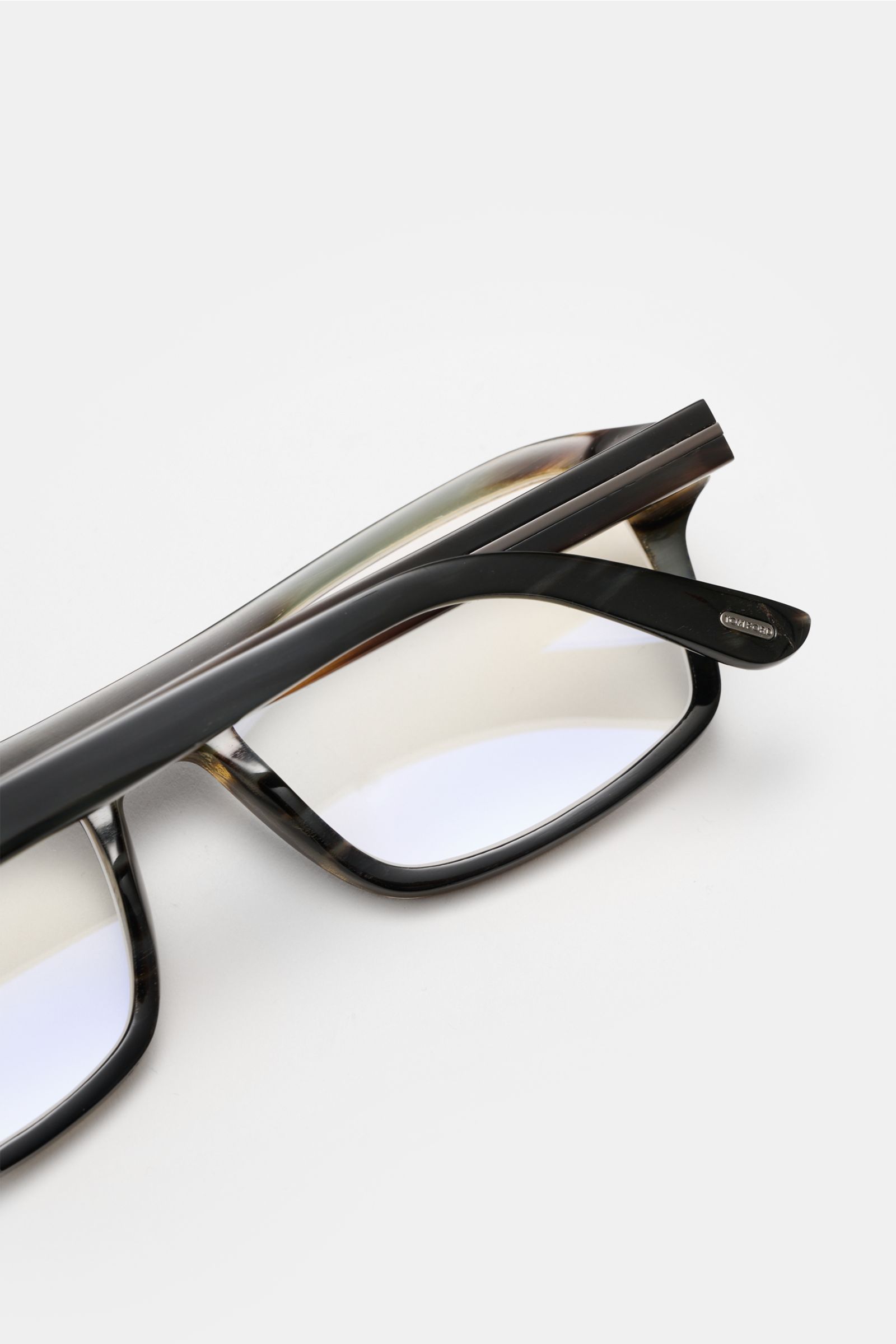 Close-up side view of Tom Ford Horn Brille 'Private Collection' schwarz/grau gemustert with rectangular buffalo horn frame, blue light filter lenses, and T-shaped details. Stylish eyecatcher from the exclusive 'Private Collection' with retro rounded desig