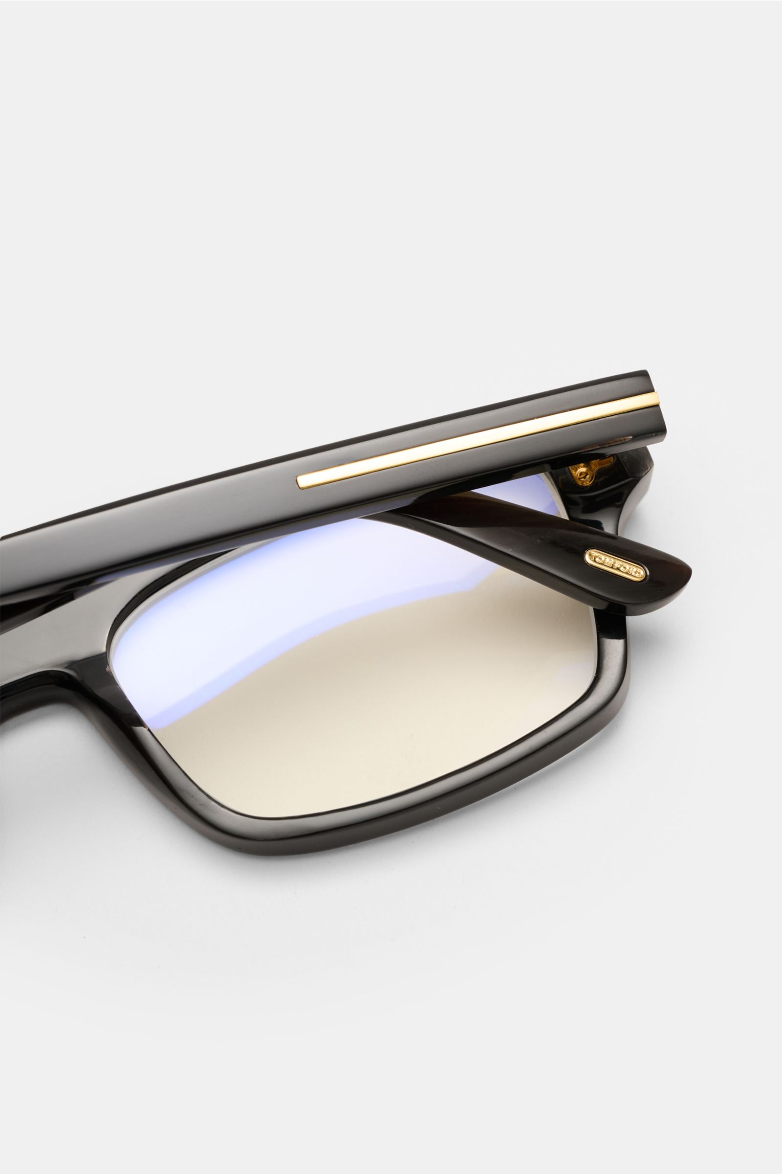 Tom Ford Horn Brille 'Private Collection' schwarz/grau gemustert, eckige Form mit Blaulichtfilter, goldfarbene Details, Nahaufnahme von oben seitlich.