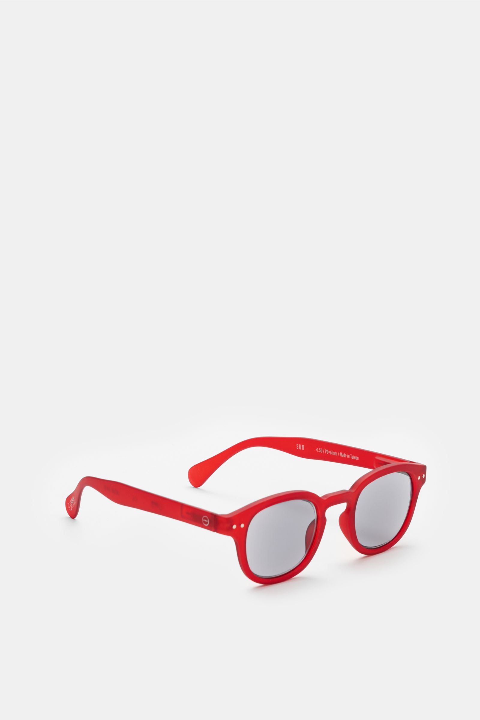 Izipizi Sonnen-Lesebrille '#C Red Crystal' rot mit leicht eckiger Form, angenehmem Soft Touch-Rahmen, Kunststoffgläsern (+1,5), 100% UV-Schutz, verdunkelten Gläsern, inklusive Filzetui, seitliche Perspektive.