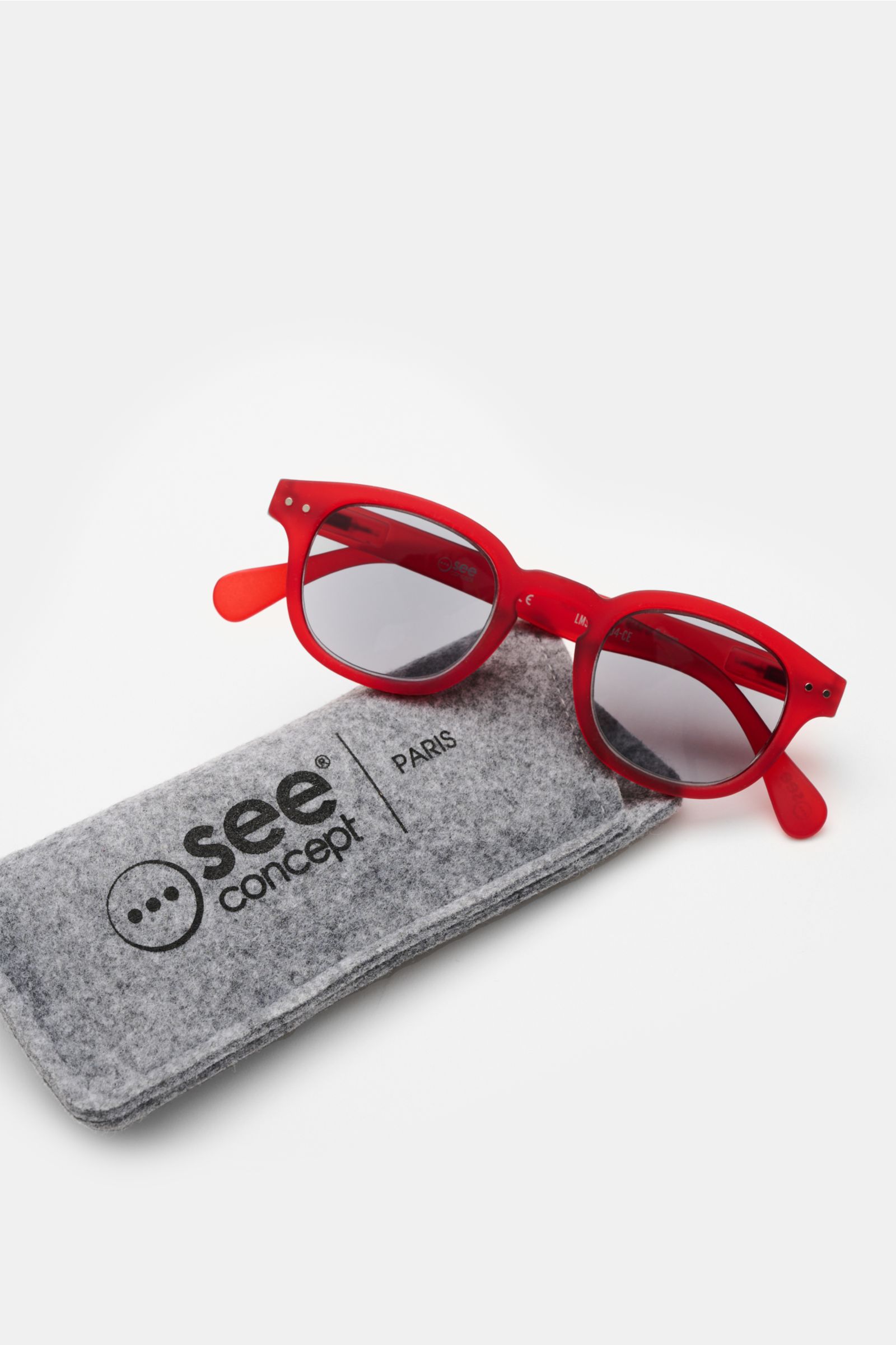 Izipizi Sonnen-Lesebrille '#C Red Crystal' rot in leicht eckiger Form mit Soft Touch-Rahmen, Stärke +1,5, UV-Schutz, dunklen Gläsern, Filzetui, schräg von vorne.