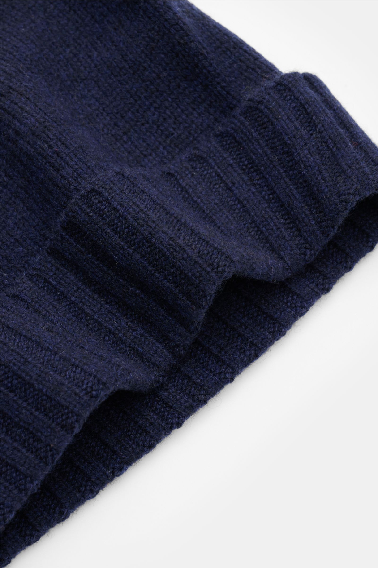 Nahaufnahme der von Braun Cashmere Mütze navy mit feinem Strickbild und schmalem Umschlag, reiner Cashmere, sehr weicher Griff.