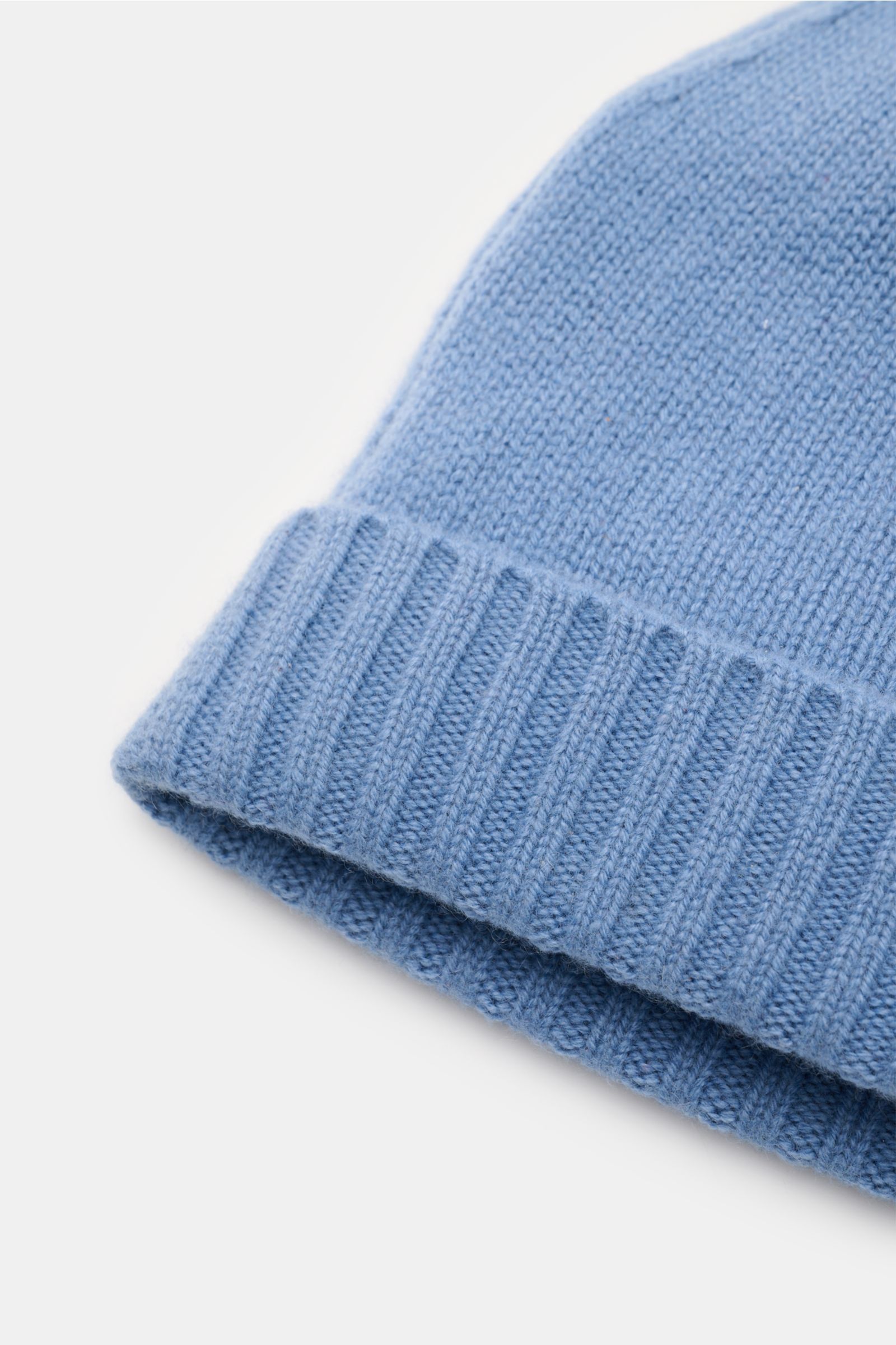 von Braun Cashmere Mütze rauchblau, Nahaufnahme schräg von oben, feines Strickbild, schmaler Umschlag, weicher Griff, reiner Cashmere