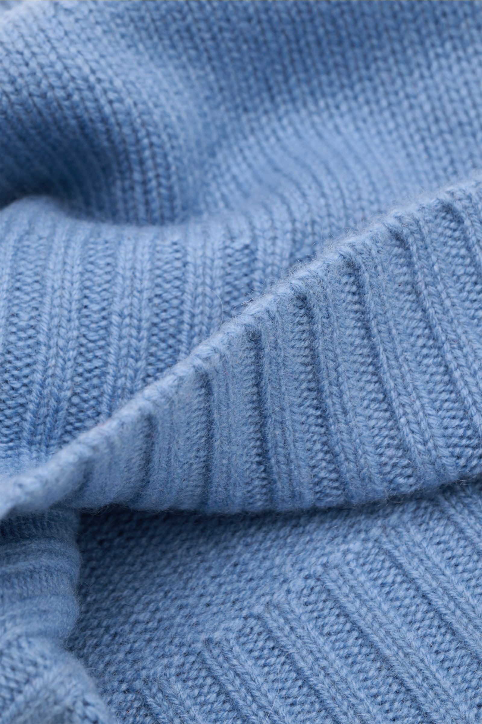 Nahaufnahme der von Braun Cashmere Mütze rauchblau mit feinem Strickbild, schmalem Umschlag und sehr weichem Griff aus reinem Cashmere.