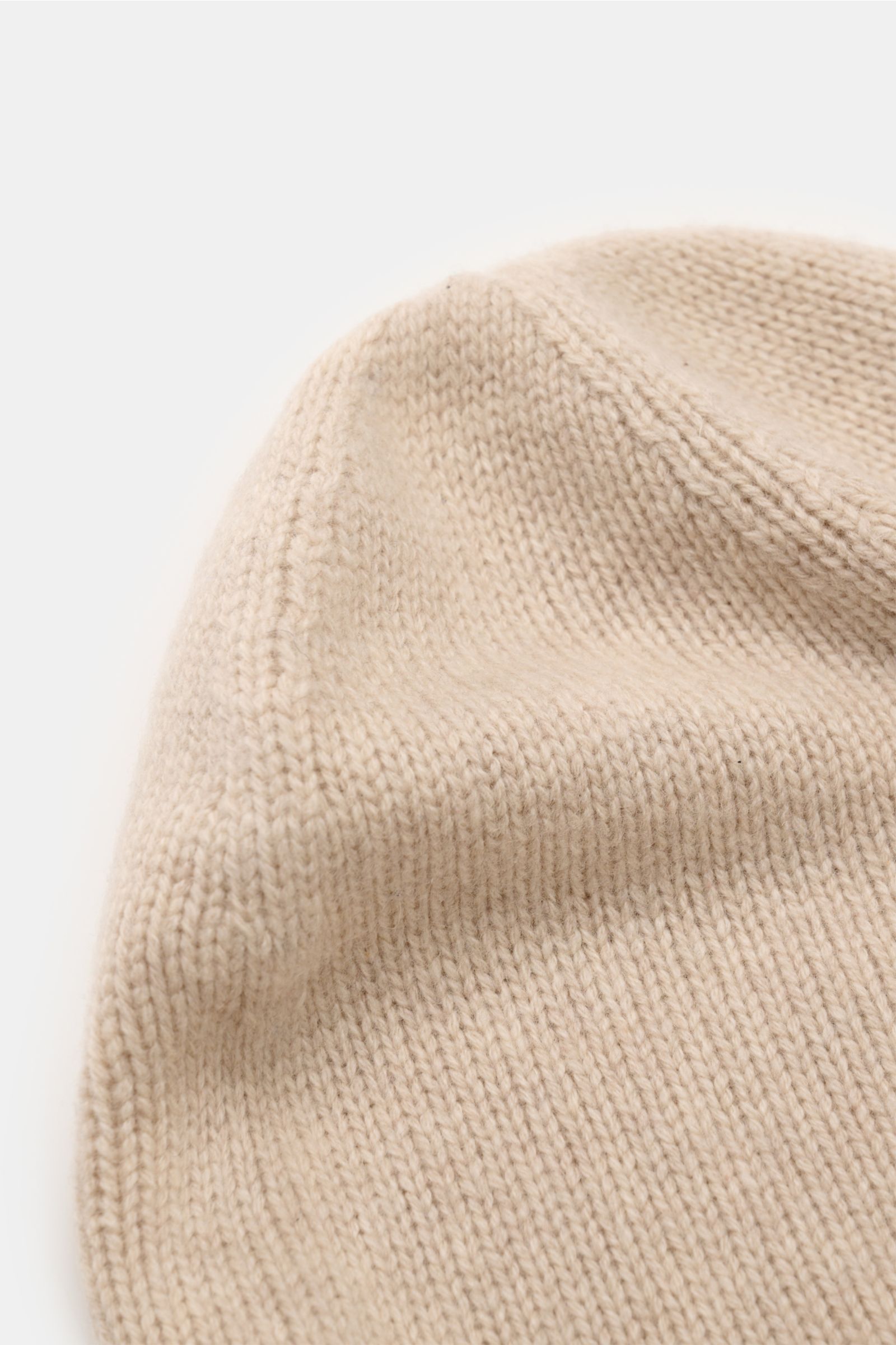 Nahaufnahme der von Braun Cashmere Mütze sand aus reinem Cashmere mit feinem Strickbild, schmalem Umschlag, sehr weichem Griff.
