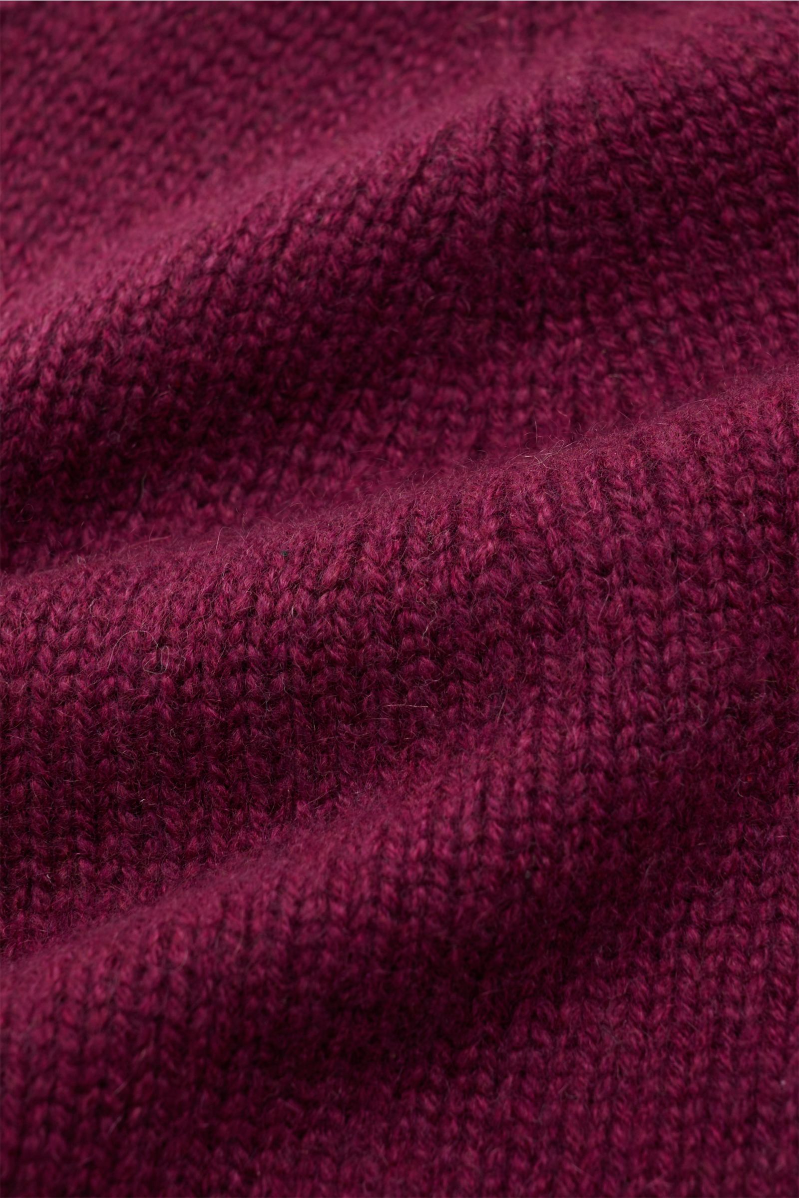 von Braun Cashmere Mütze bordeaux in Nahaufnahme, weiches, feines Strickbild mit schmalem Umschlag aus reinem Cashmere, seitliche Perspektive.