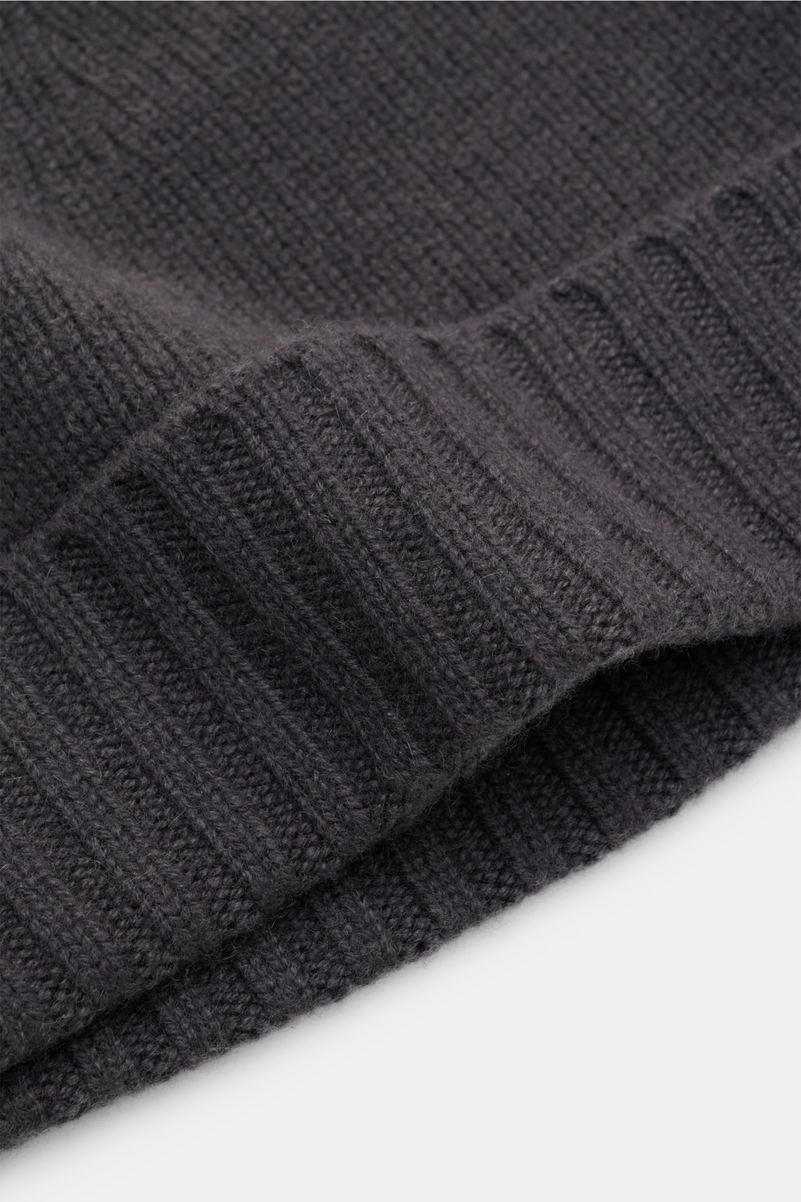 Nahaufnahme der von Braun Cashmere Mütze dunkelgrau mit feinem Strickbild, schmalem Umschlag, weichem Griff aus reinem Cashmere.