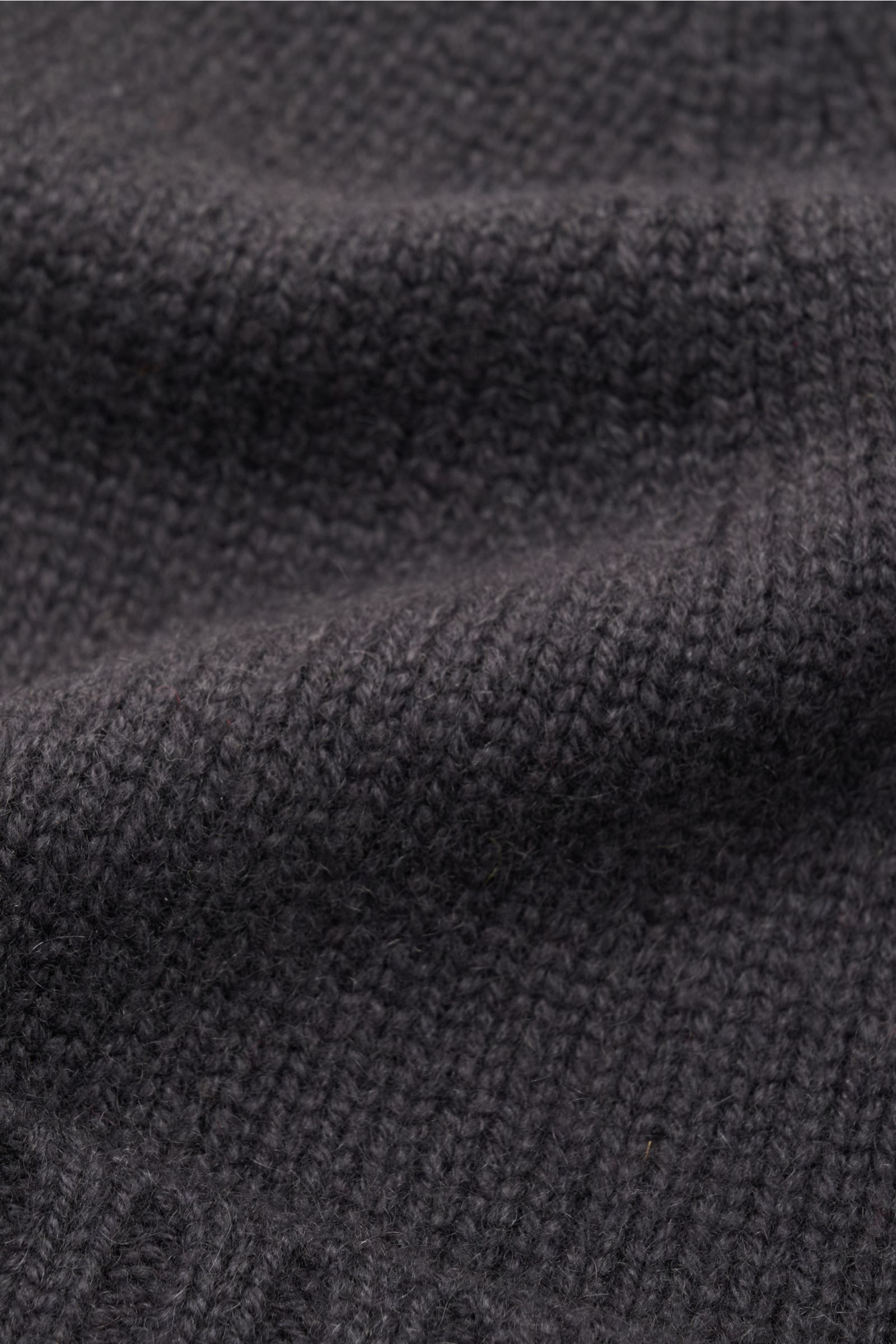 Nahaufnahme der von Braun Cashmere Mütze dunkelgrau mit feinem Strickbild, schmalem Umschlag, sehr weichem Griff aus reinem Cashmere.