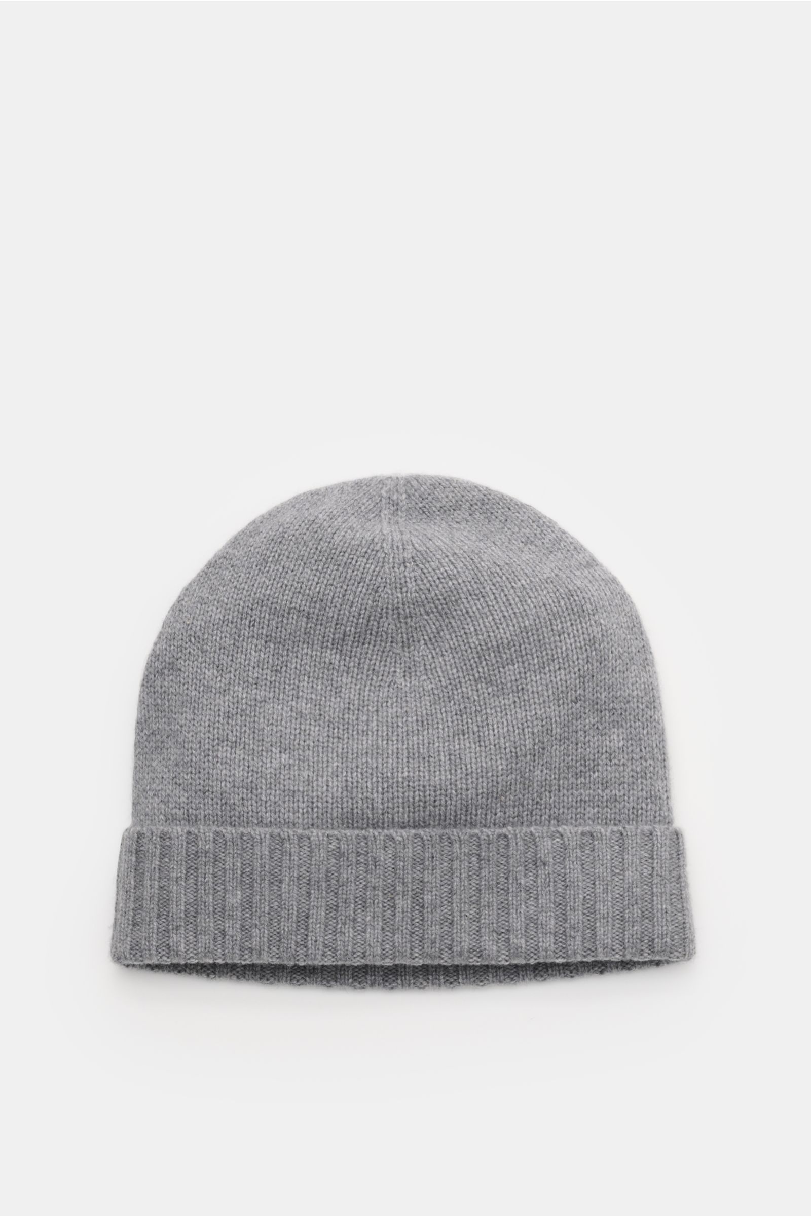 Top-down view of a von Braun Cashmere Mütze hellgrau meliert, a soft light gray melange knit hat with a narrow cuff. Egal, ob zum klassischen Wintermantel oder zur hochfunktionalen Daunenjacke: diese softe VON BRAUN Strickmütze aus reinem Cashmere ist die