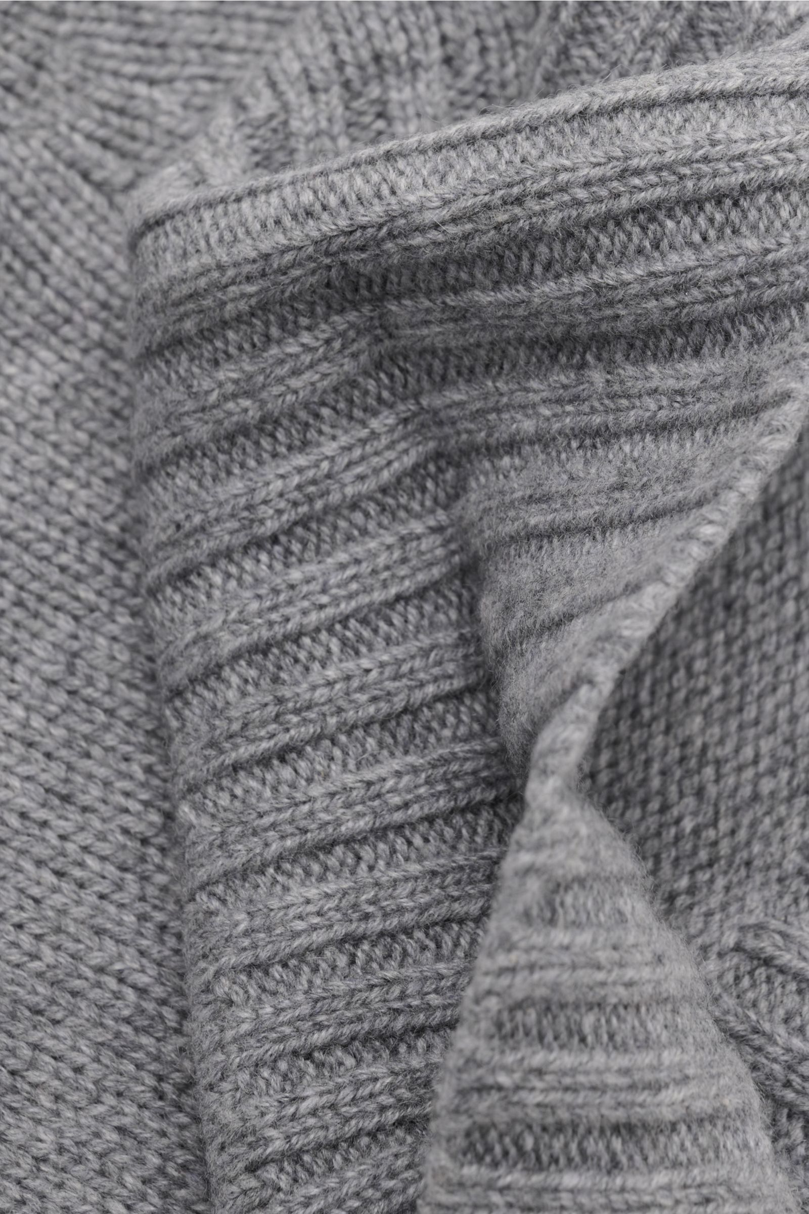 Close-up top-down view of von Braun Cashmere Mütze hellgrau meliert showing fine knit texture and narrow cuff, made of pure soft cashmere.

Description: Egal, ob zum klassischen Wintermantel oder zur hochfunktionalen Daunenjacke: diese softe VON BRAUN 