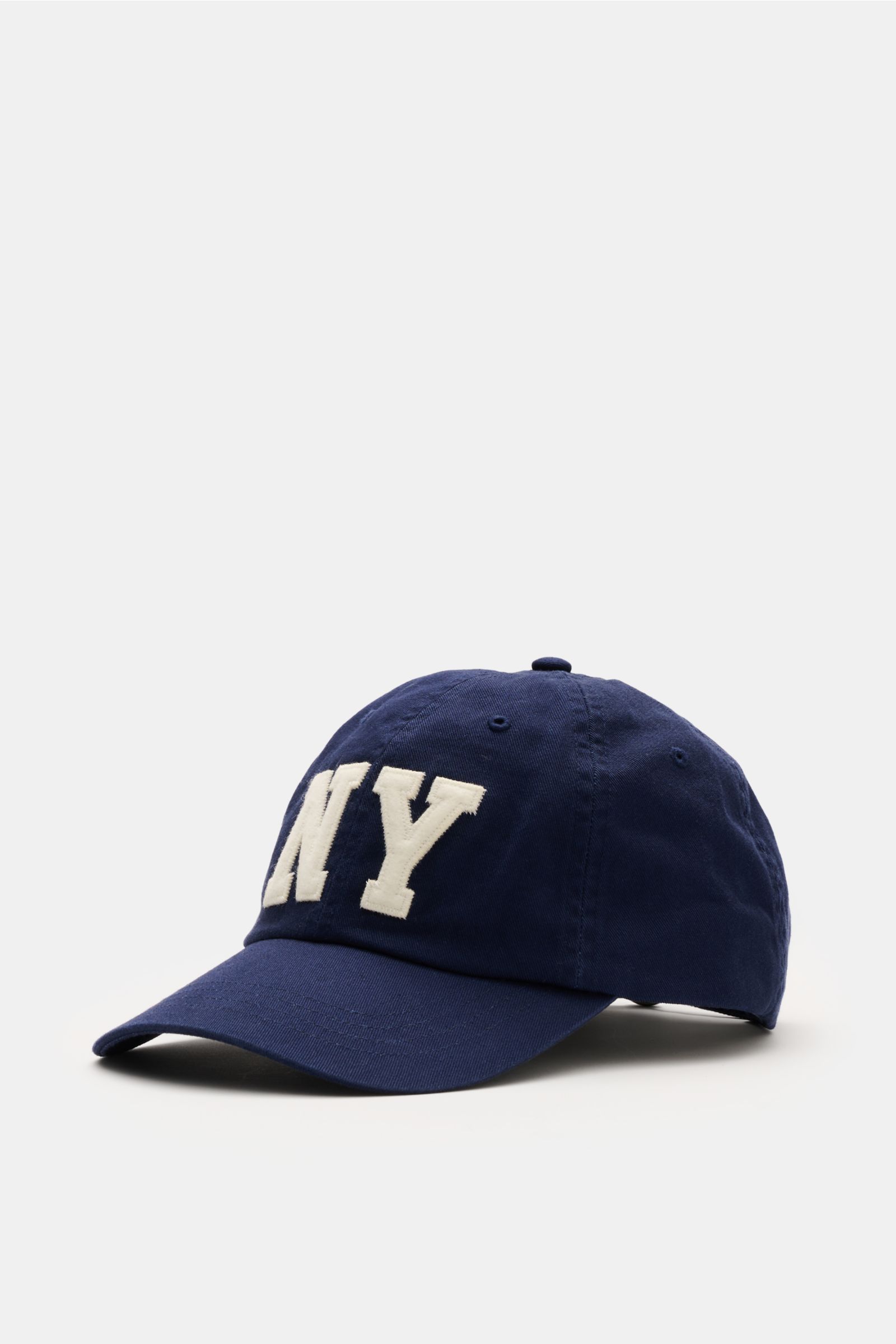 Polo Ralph Lauren Baseball-Cap navy shown from a front-side angle, featuring pure cotton, classic six-panel design, NY patch on front, and adjustable closure. Lässige Looks: Die Baseball-Cap von POLO RALPH LAUREN überzeugt als vielseitiges Accessoire für 