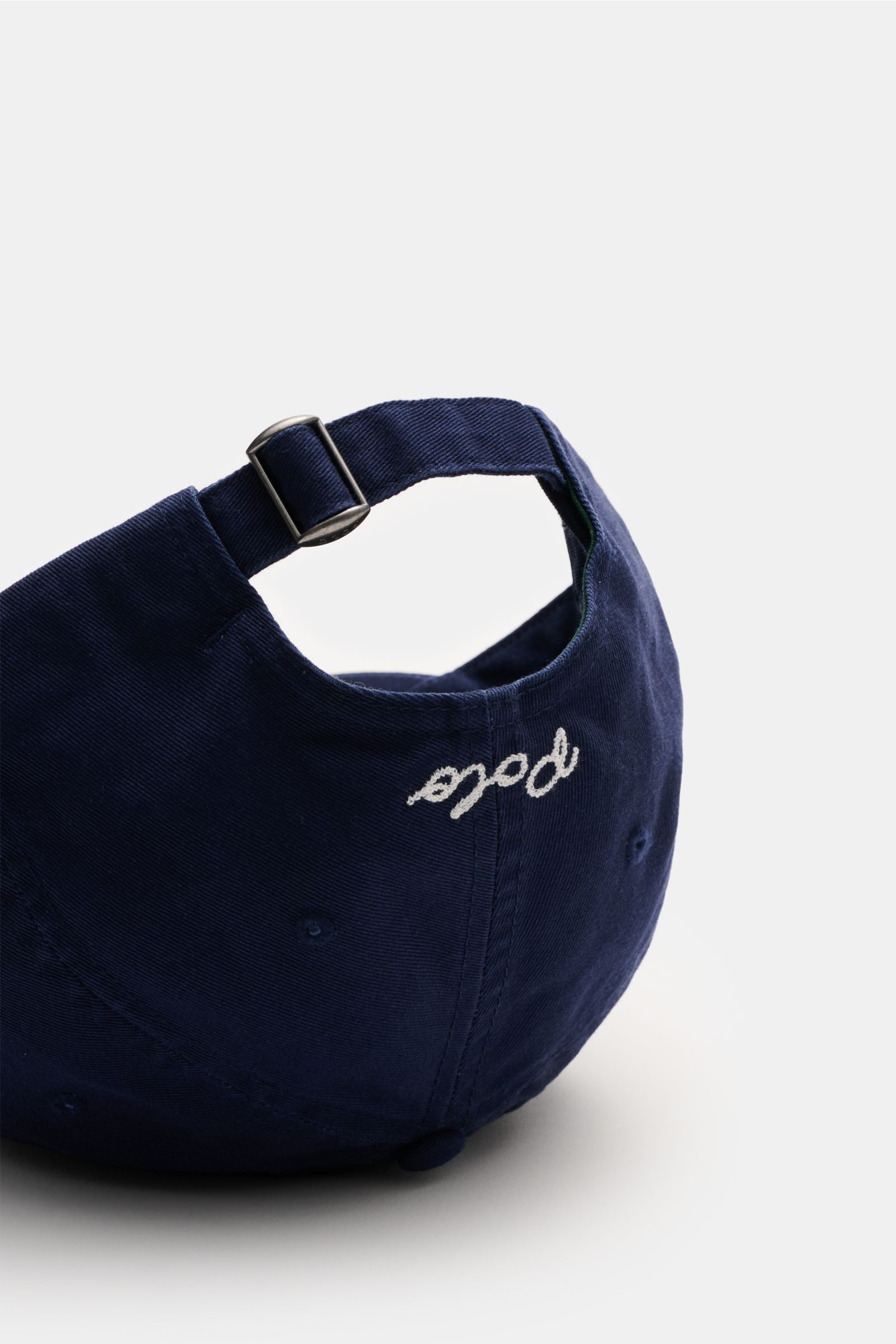 Rear close-up of Polo Ralph Lauren Baseball-Cap navy showing adjustable strap, pure cotton fabric, classic six-panel design, and embroidered 'Polo' logo.

Description to include:  
Lässige Looks: Die Baseball-Cap von POLO RALPH LAUREN überzeugt als vie