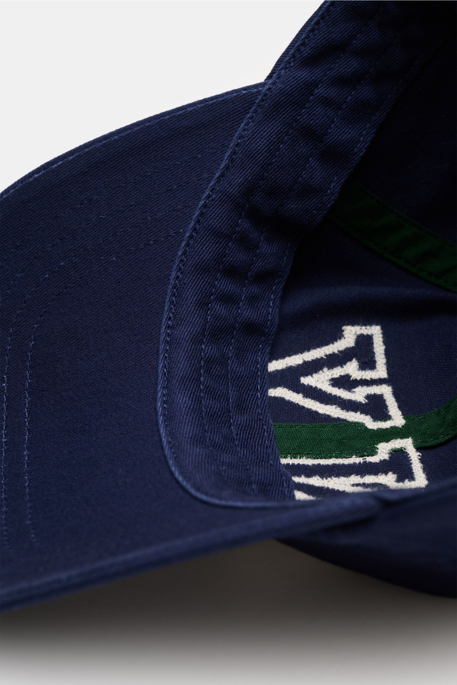 Close-up inside view of the Polo Ralph Lauren Baseball-Cap navy showing pure cotton fabric, classic six-panel design, NY patch, and adjustable strap. Lässige Looks: Die Baseball-Cap von POLO RALPH LAUREN überzeugt als vielseitiges Accessoire für sportlich