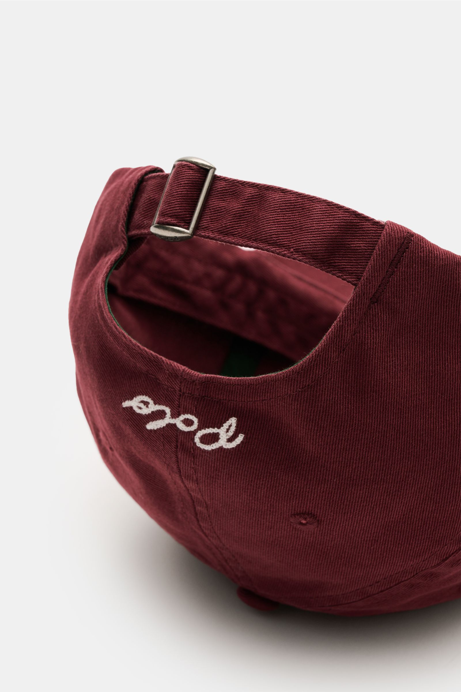 Polo Ralph Lauren Baseball-Cap bordeaux shown from the back with adjustable strap, made of pure cotton in classic six-panel design, featuring NY patch on front; lässige Looks: Die Baseball-Cap von POLO RALPH LAUREN überzeugt als vielseitiges Accessoire fü