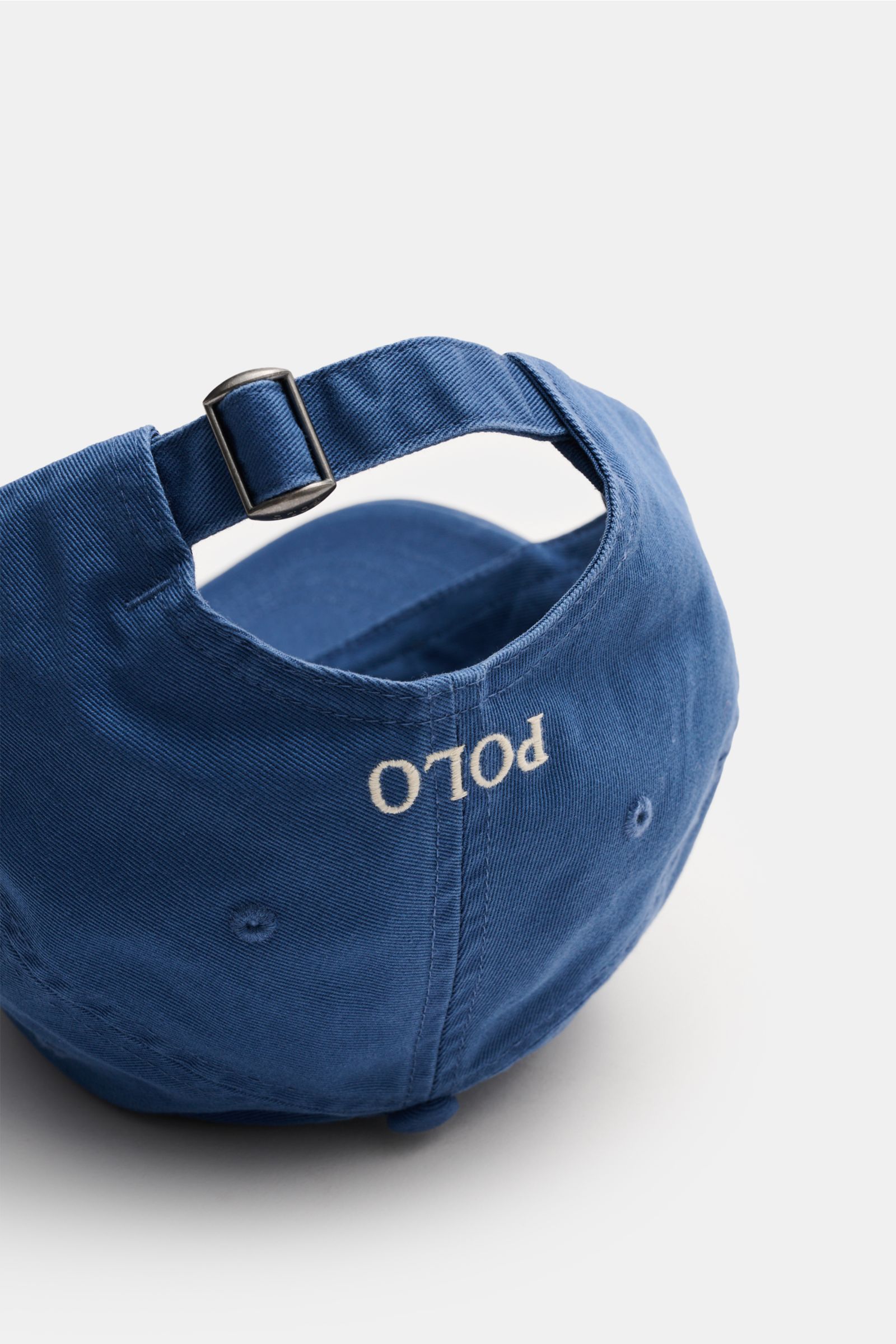Polo Ralph Lauren Baseball-Cap blau, Rückansicht, reine Baumwolle, verstellbarer Verschluss, Six-Panel-Design, Logo-Stitching “POLO” auf der Rückseite.