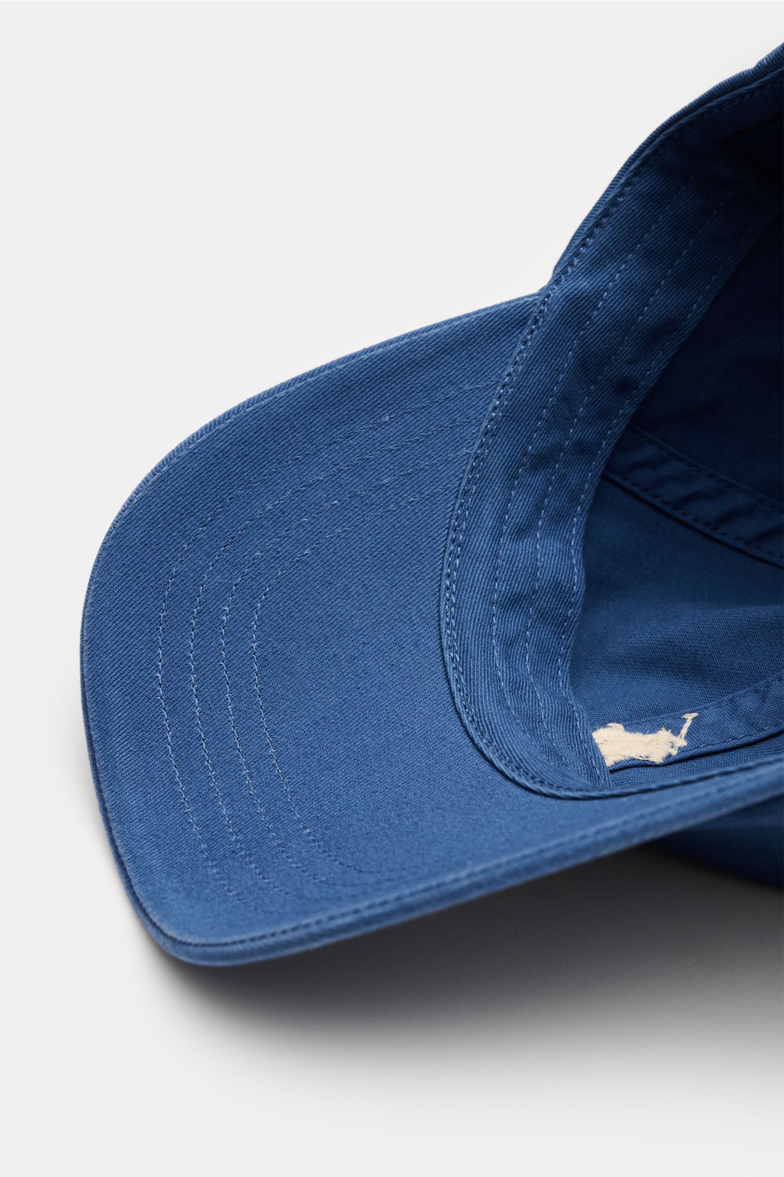Polo Ralph Lauren Baseball-Cap blau aus reiner Baumwolle, Six-Panel-Design, Logo-Stitching vorne, verstellbarer Verschluss, Nahaufnahme von oben.